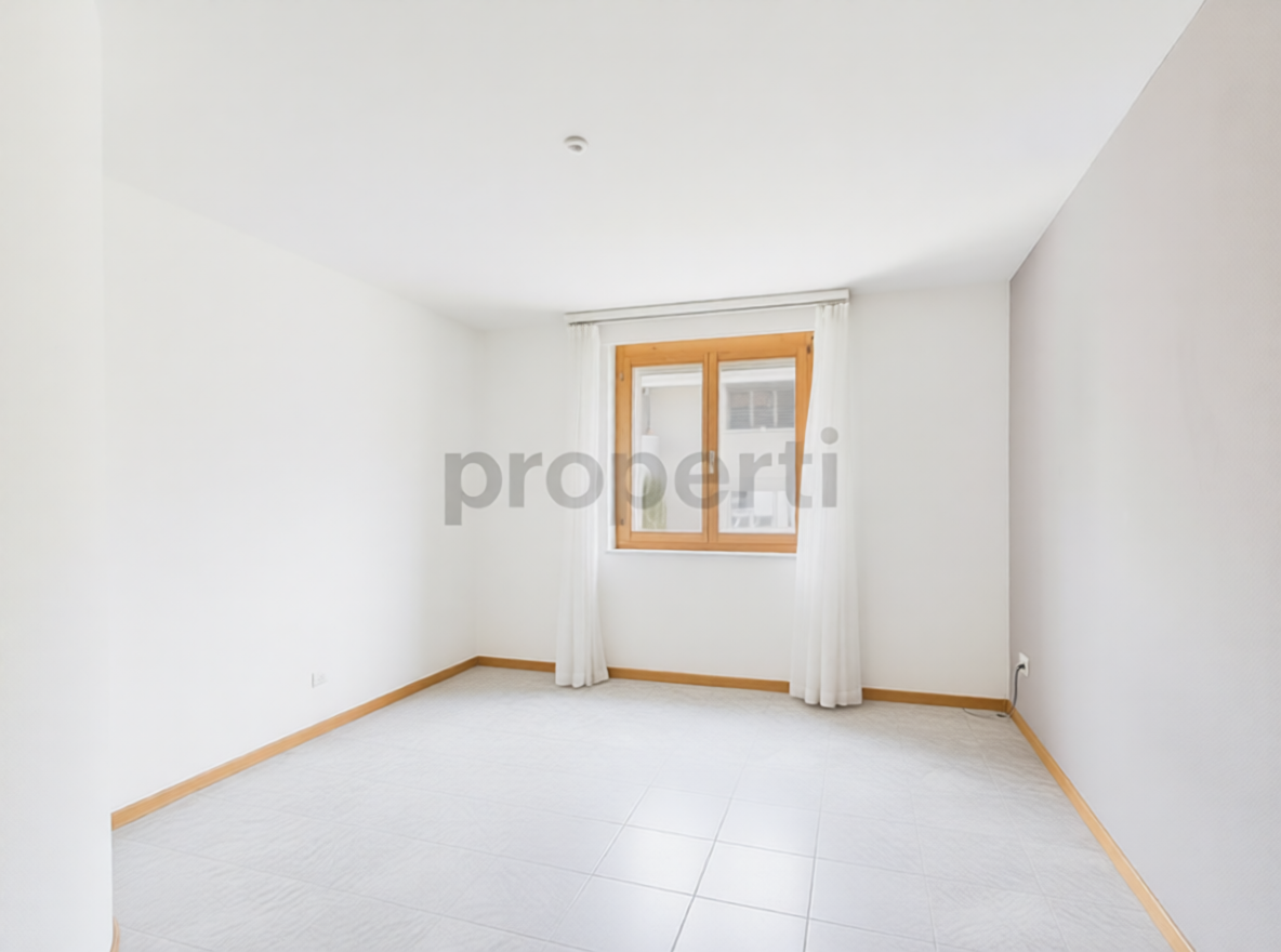 Heller leerer Raum mit Fenster