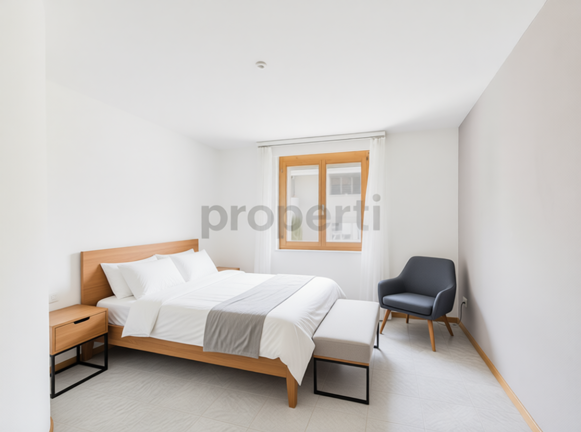 Helles Schlafzimmer mit schlichtem Mobiliar
