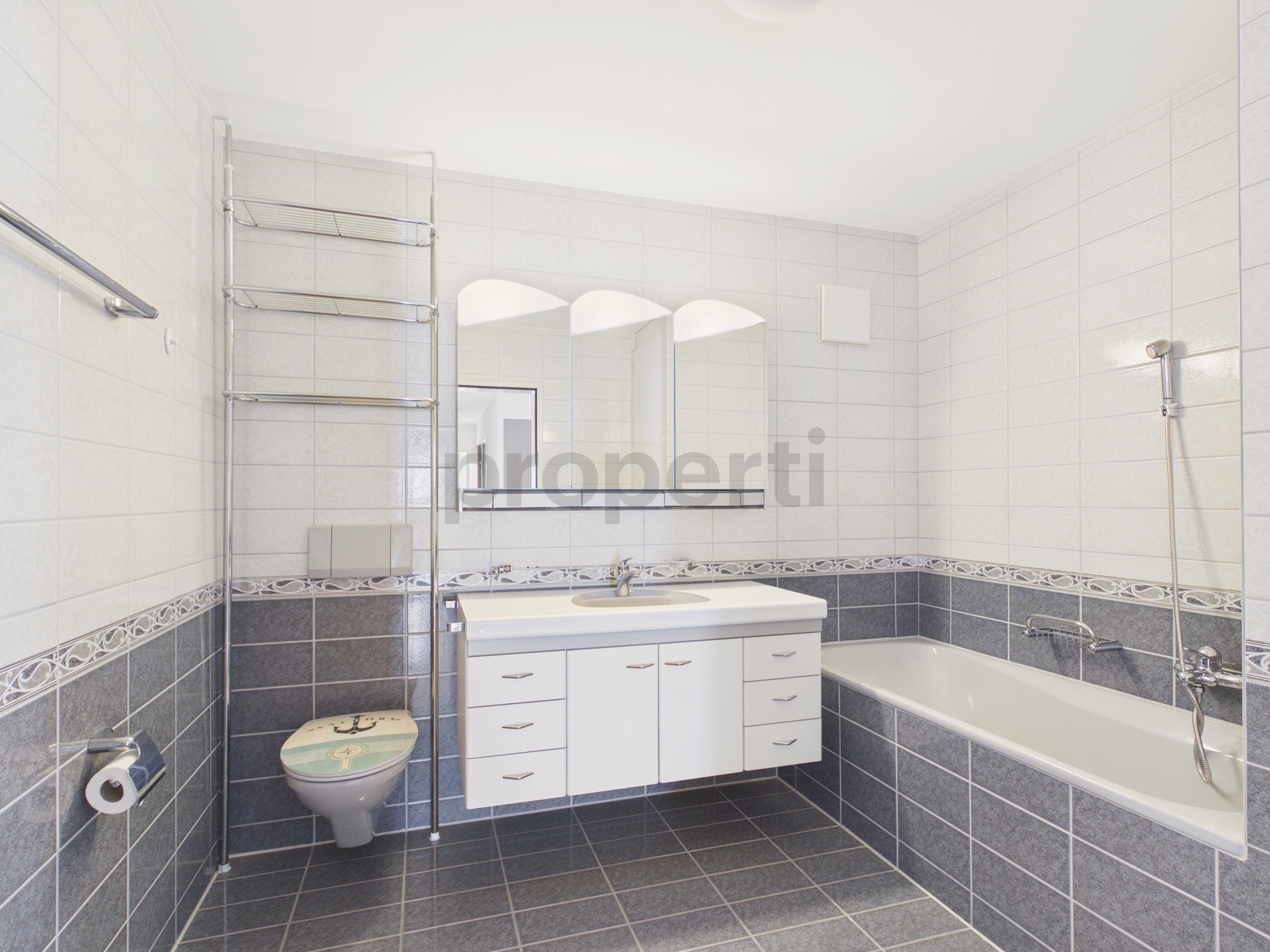 Modernes Badezimmer mit Badewanne und Waschtisch