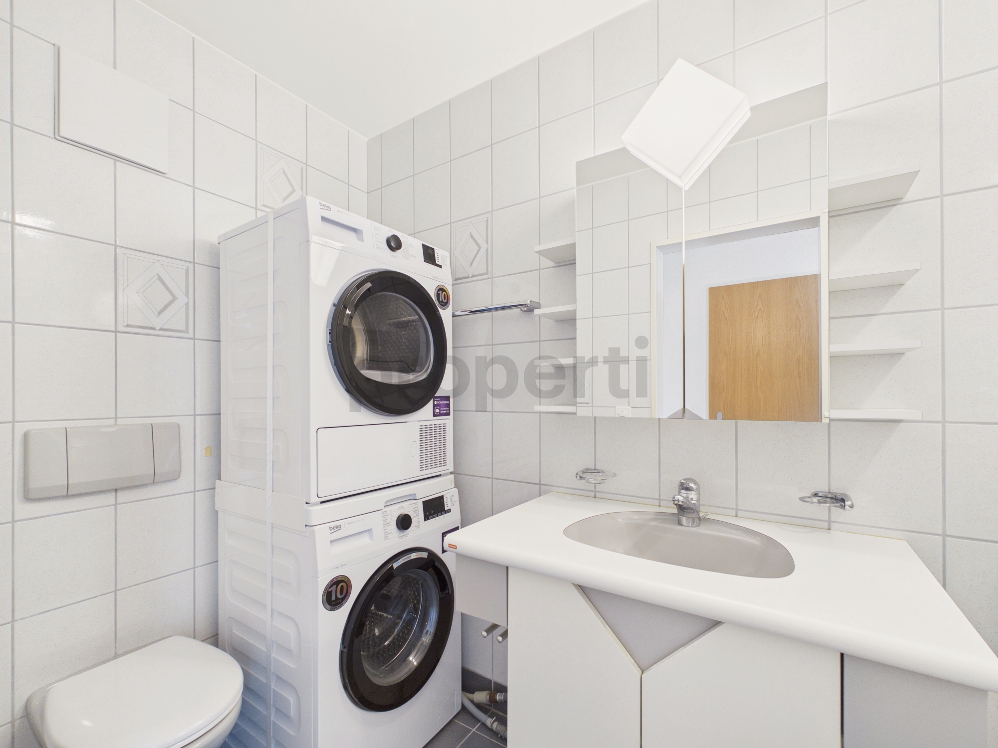 Modernes Badezimmer mit Waschtisch und Waschturm