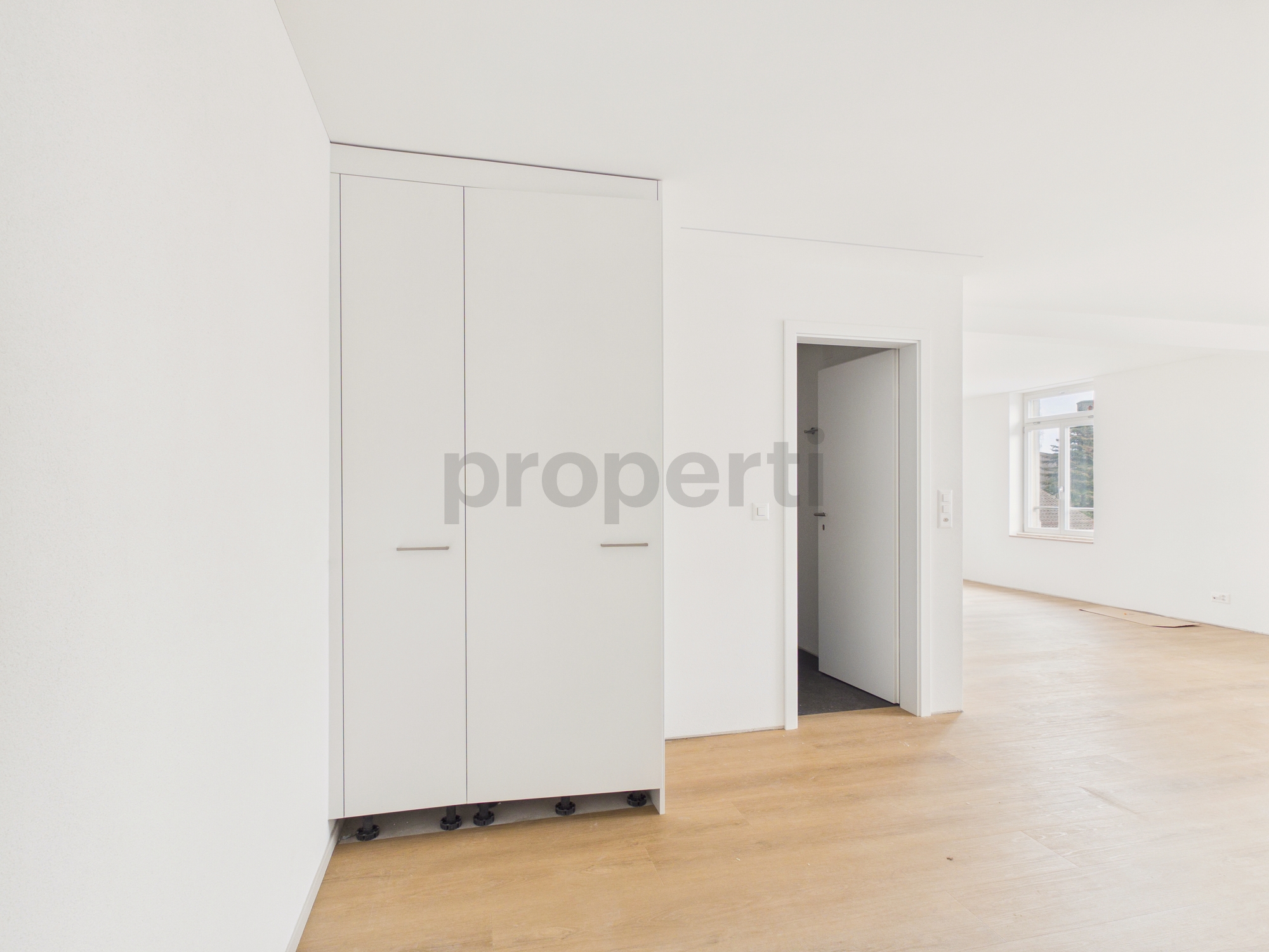 Heller Dachraum mit Einbauschrank