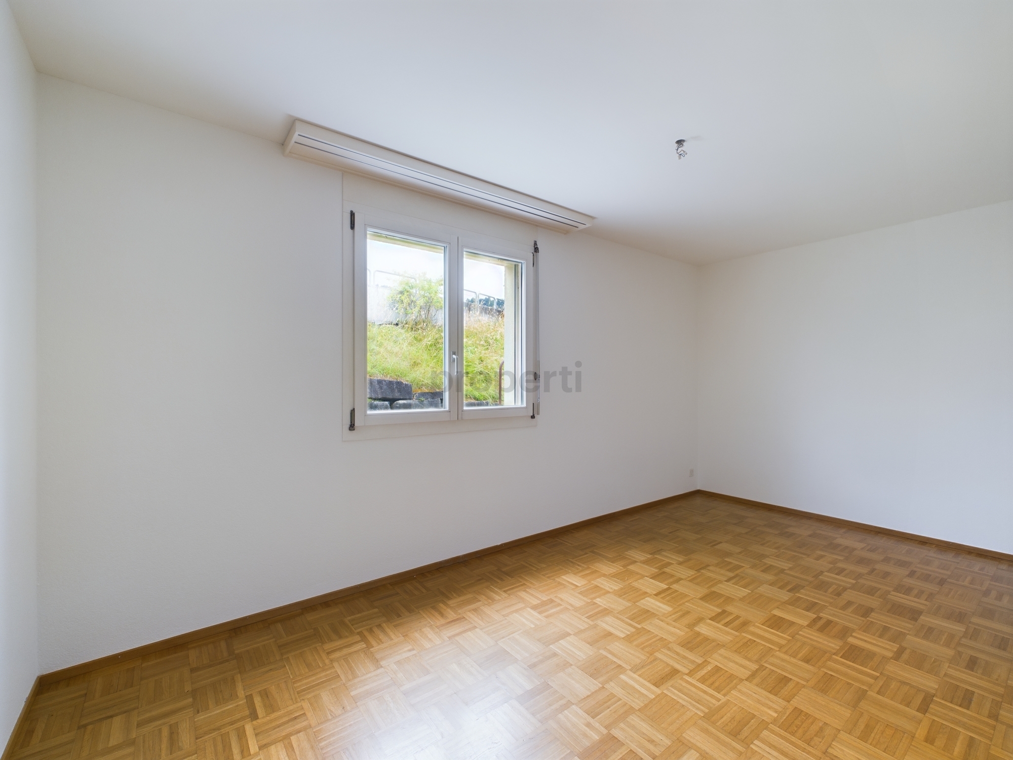 Leerer heller Raum mit Fenster