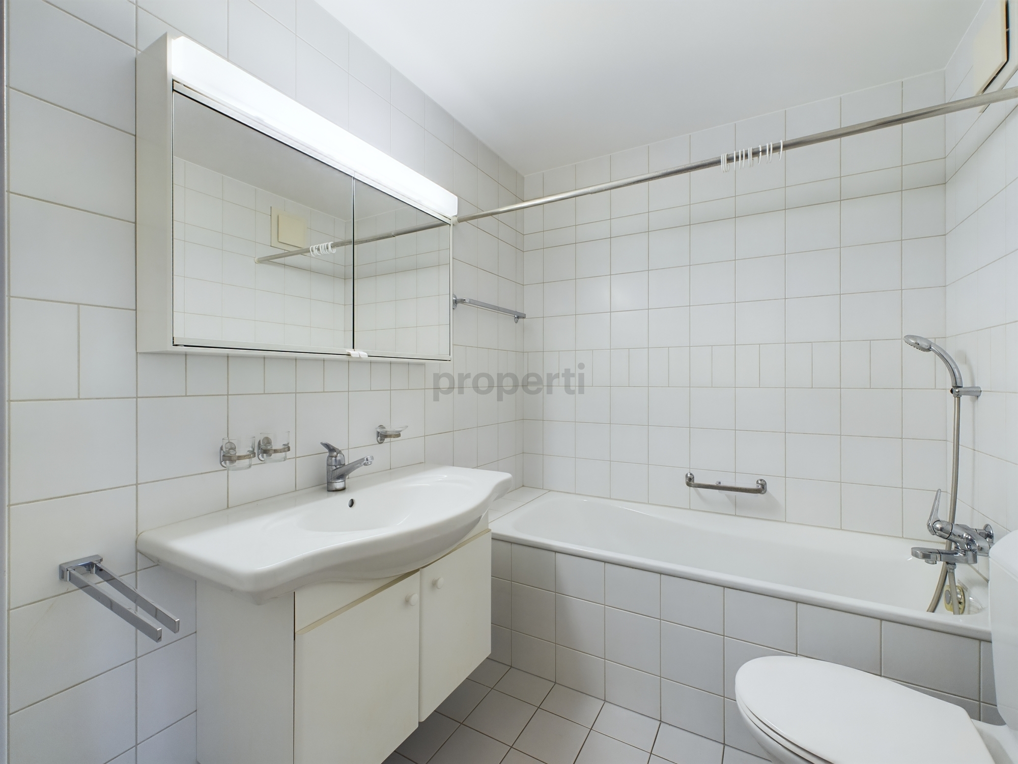 Kompaktes Badezimmer mit Wanne und Waschbecken