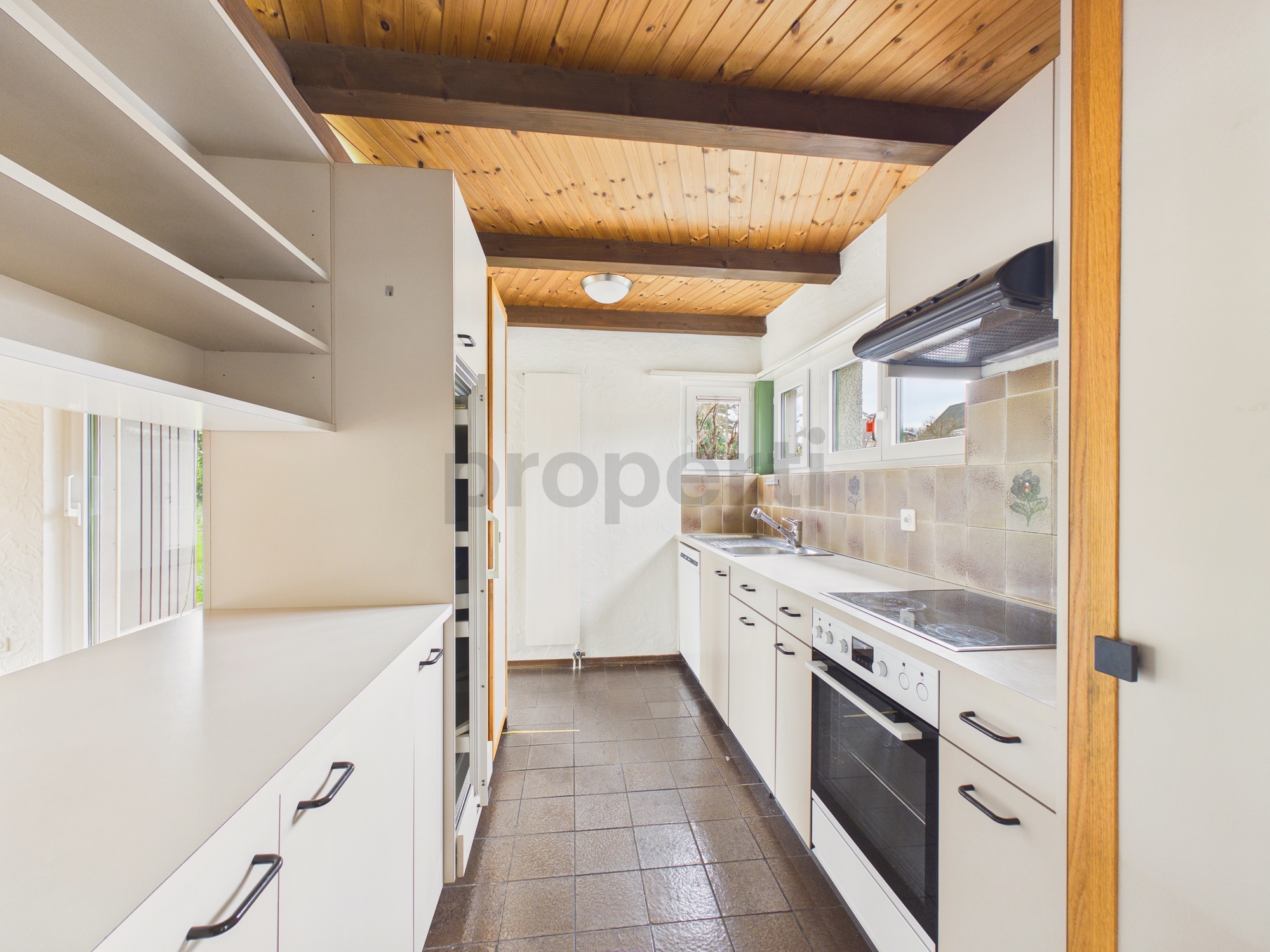 Schmale Küche mit Holzdecke