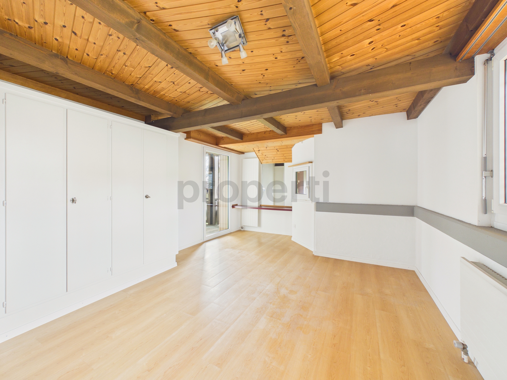 Heller Innenraum mit Holzbalkendecke