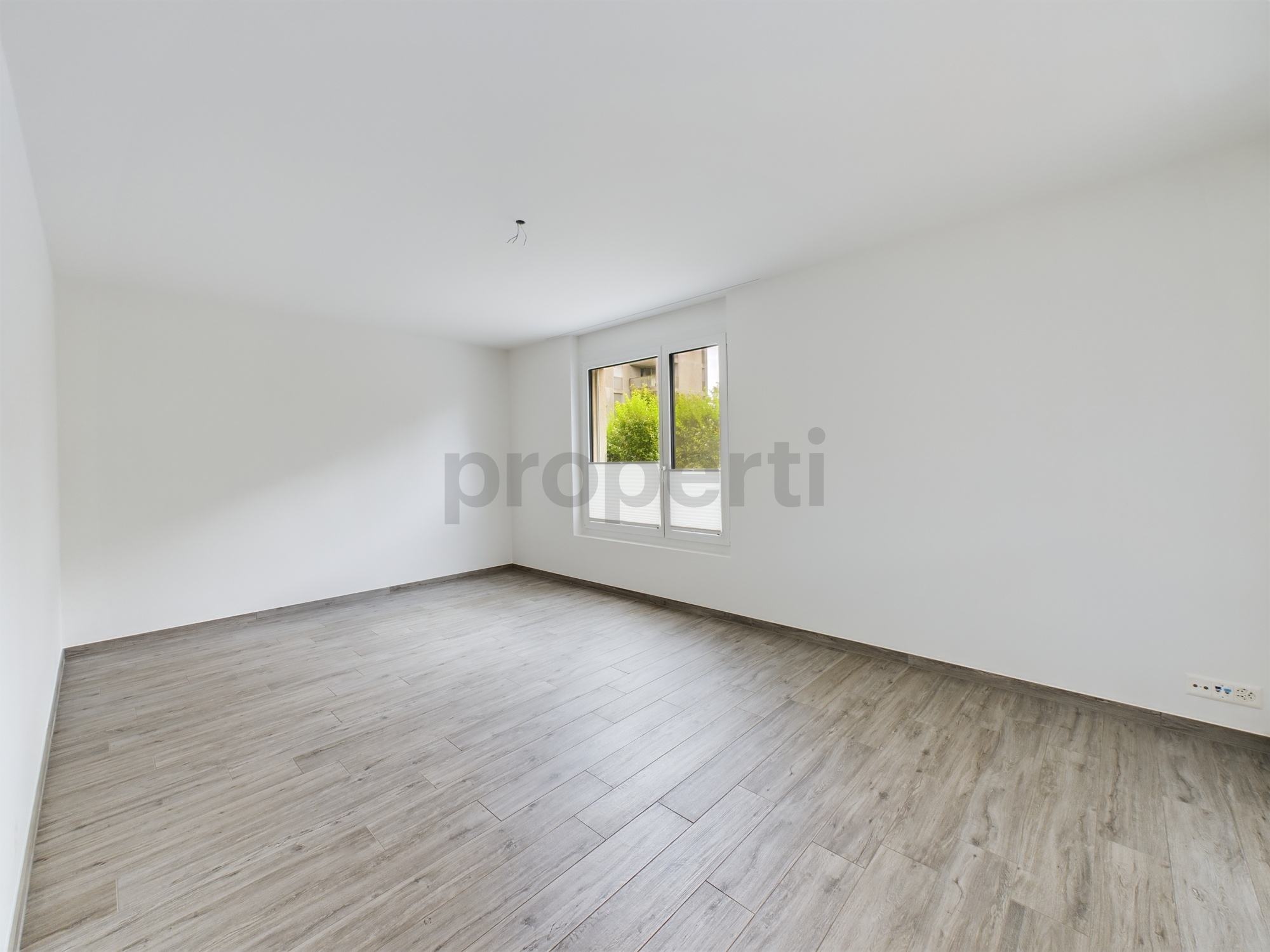 Leerer heller Raum mit Fenster