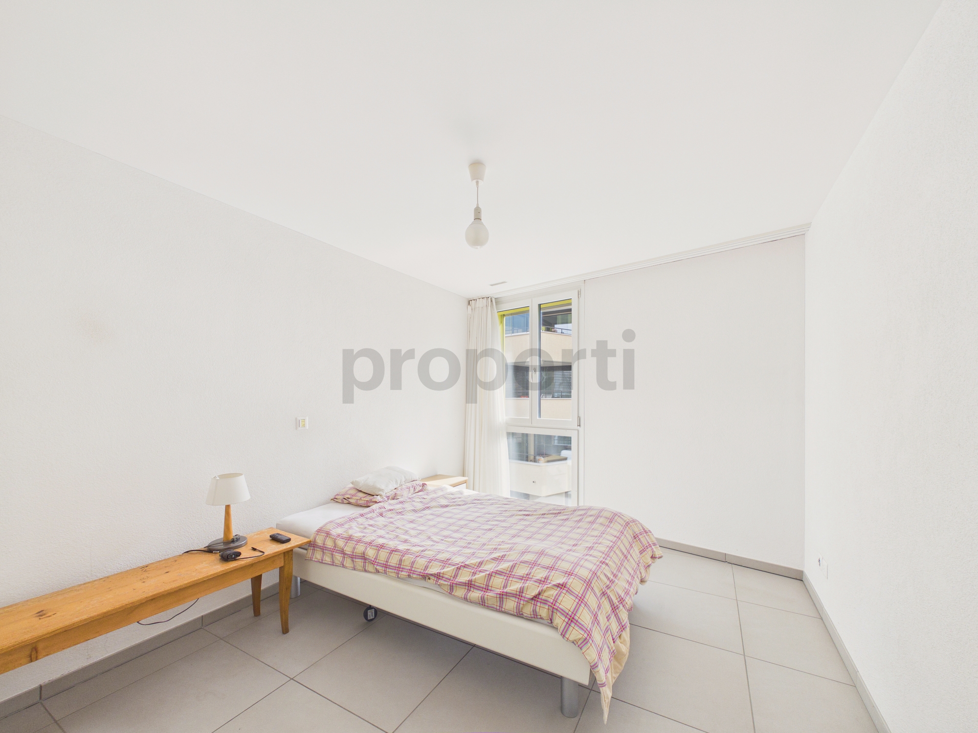 Helles, schlichtes Schlafzimmer mit Einzelbett