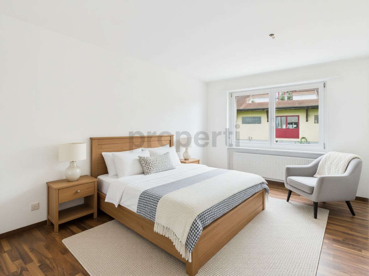 Helles Schlafzimmer mit Naturholzmöbeln