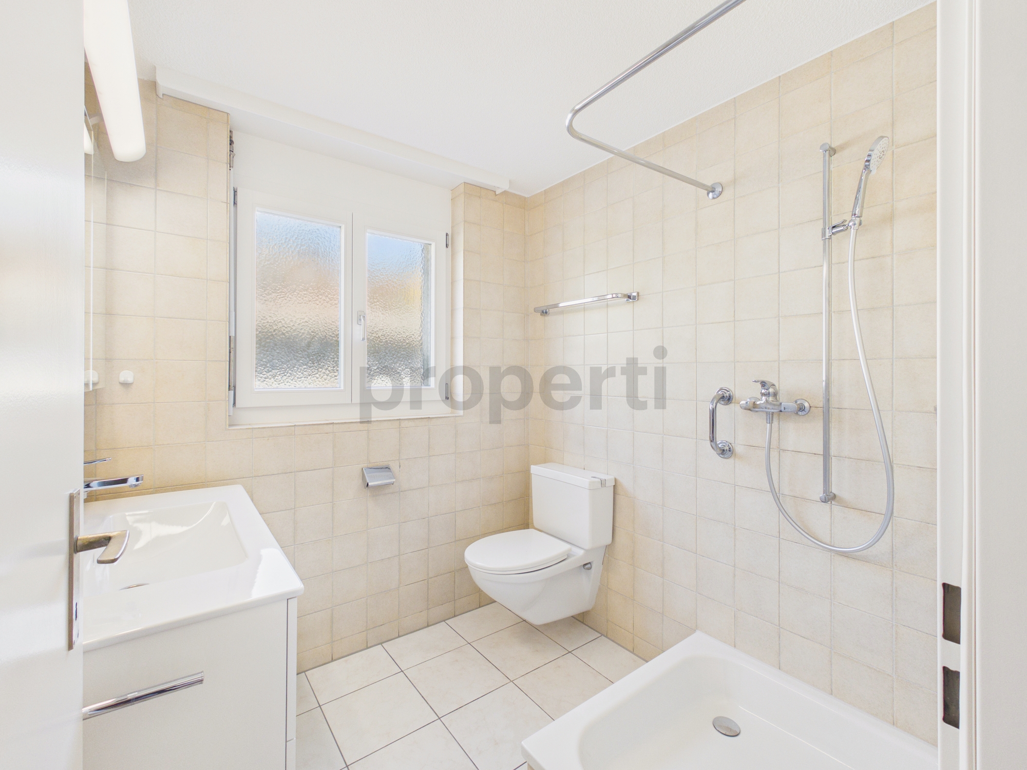 Modernes Badezimmer mit Dusche und WC