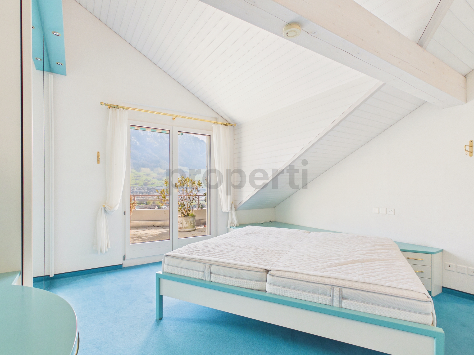 Helles Dachgeschoss-Schlafzimmer mit Balkonblick