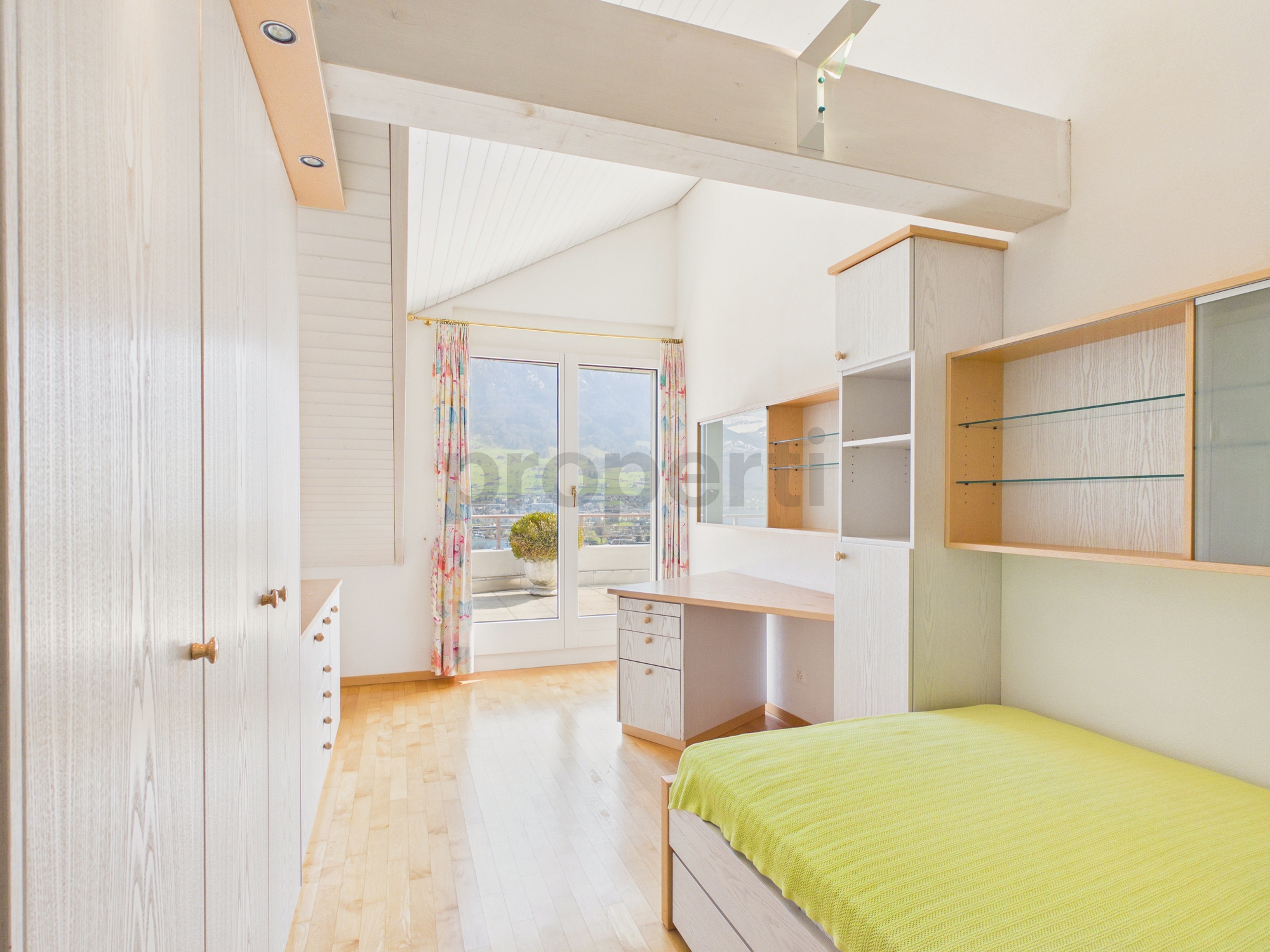Helles Schlafzimmer mit Dachschräge