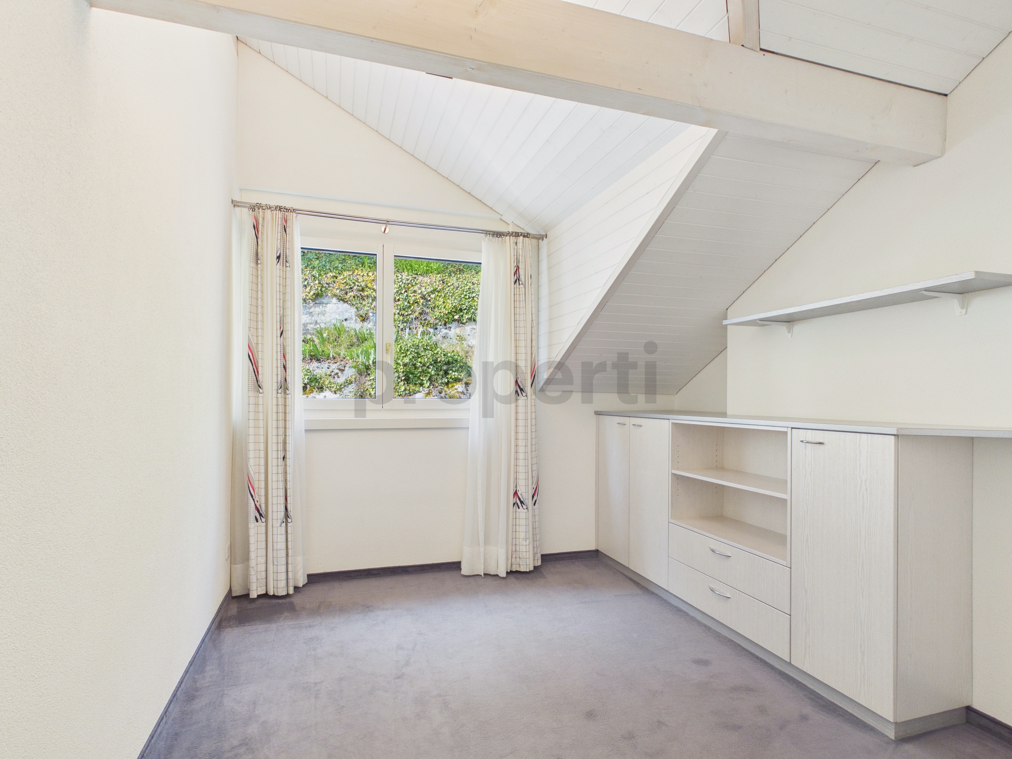 Helles Dachzimmer mit Schrägen und Einbauschrank