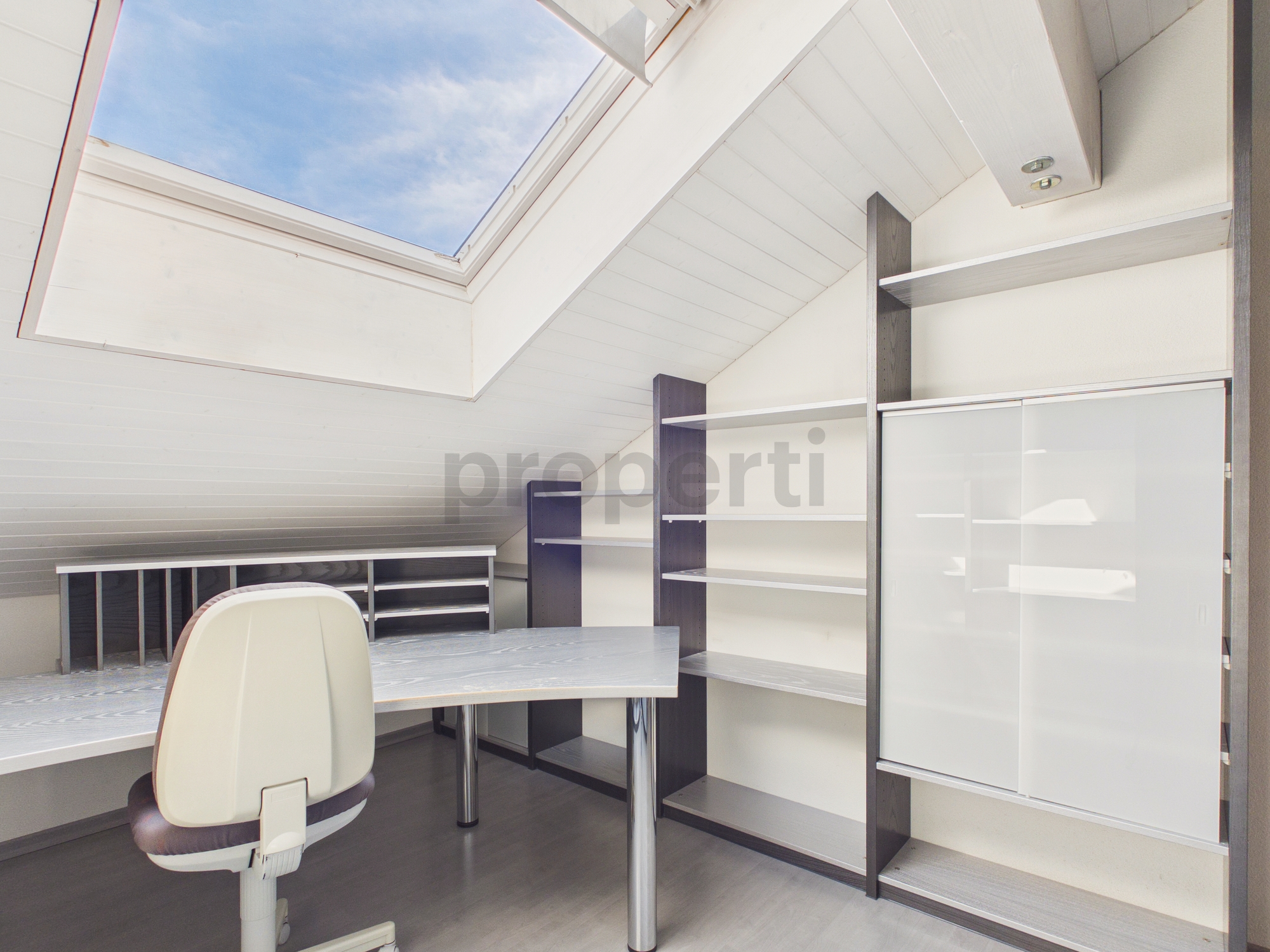 Dachgeschoss-Büro mit Dachfenster