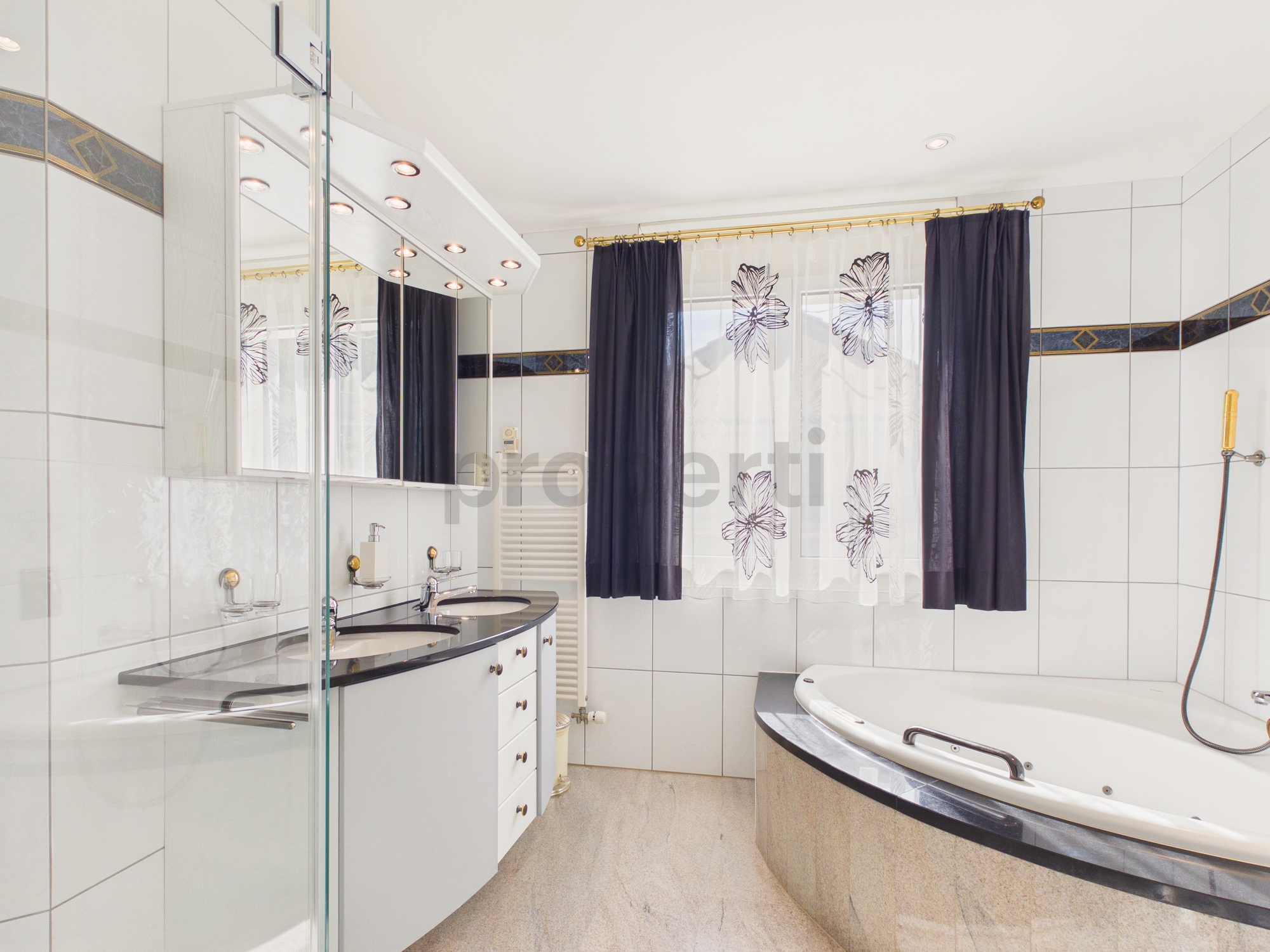 Helles Badezimmer mit Badewanne und Doppelwaschbecken