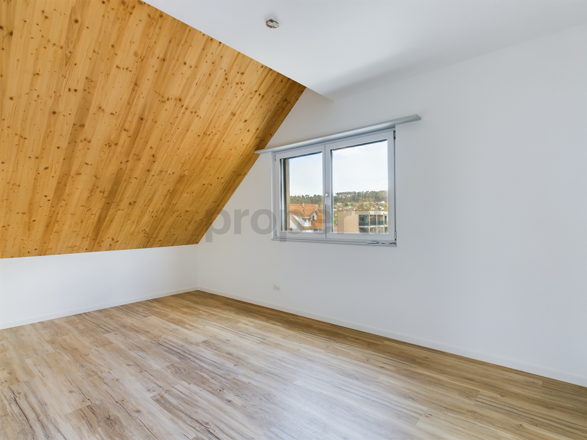 Dachgeschosszimmer mit Holzakzentwand