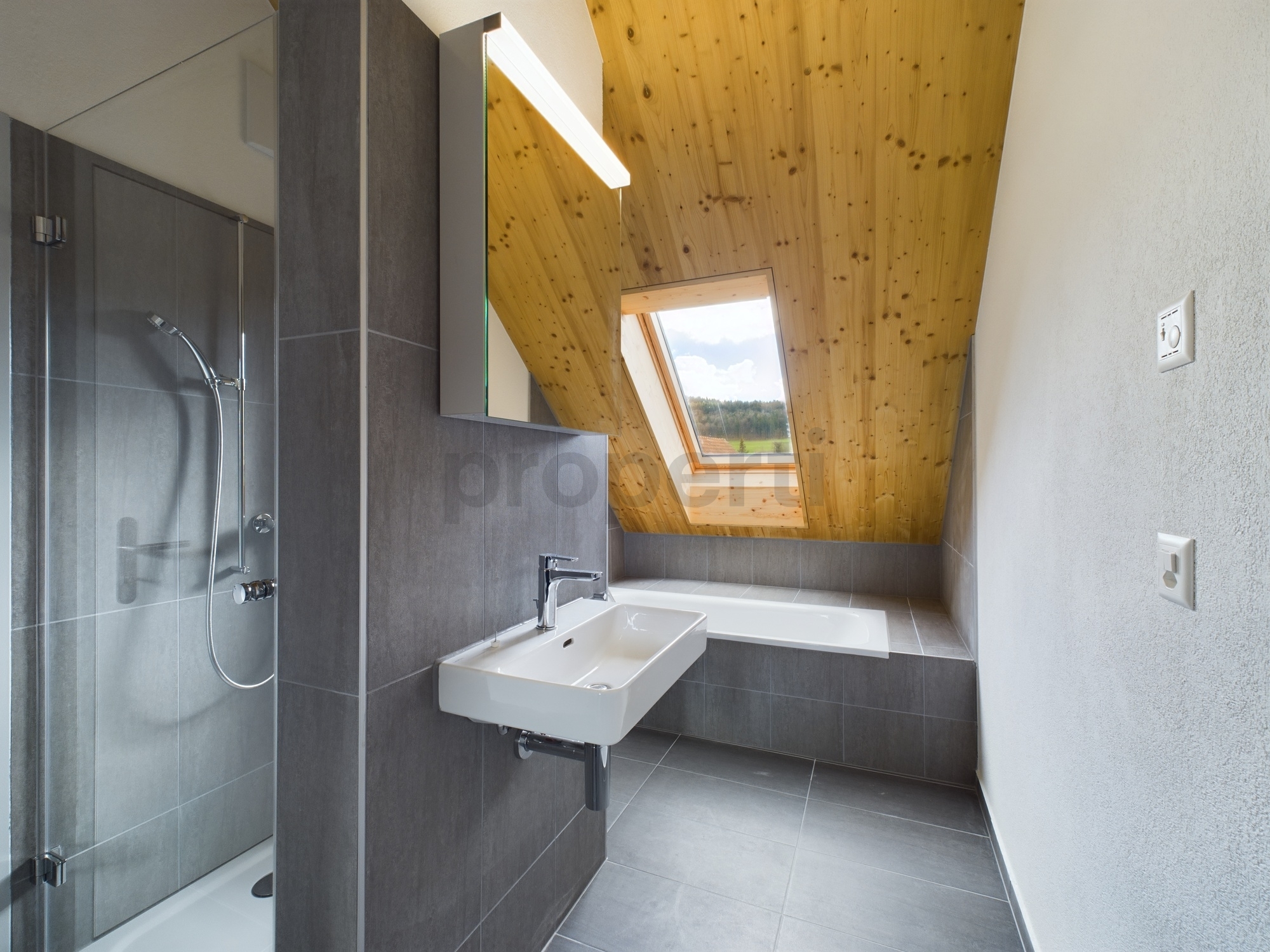 Modernes Bad mit Dachfenster