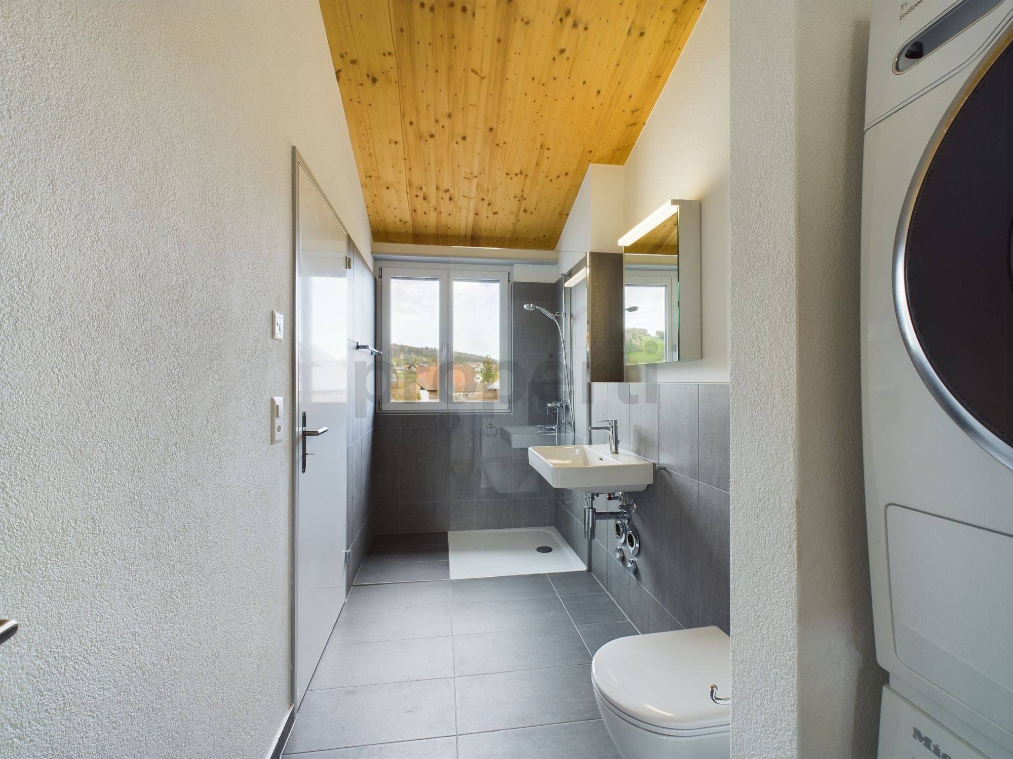 Modernes Badezimmer mit Dachschräge
