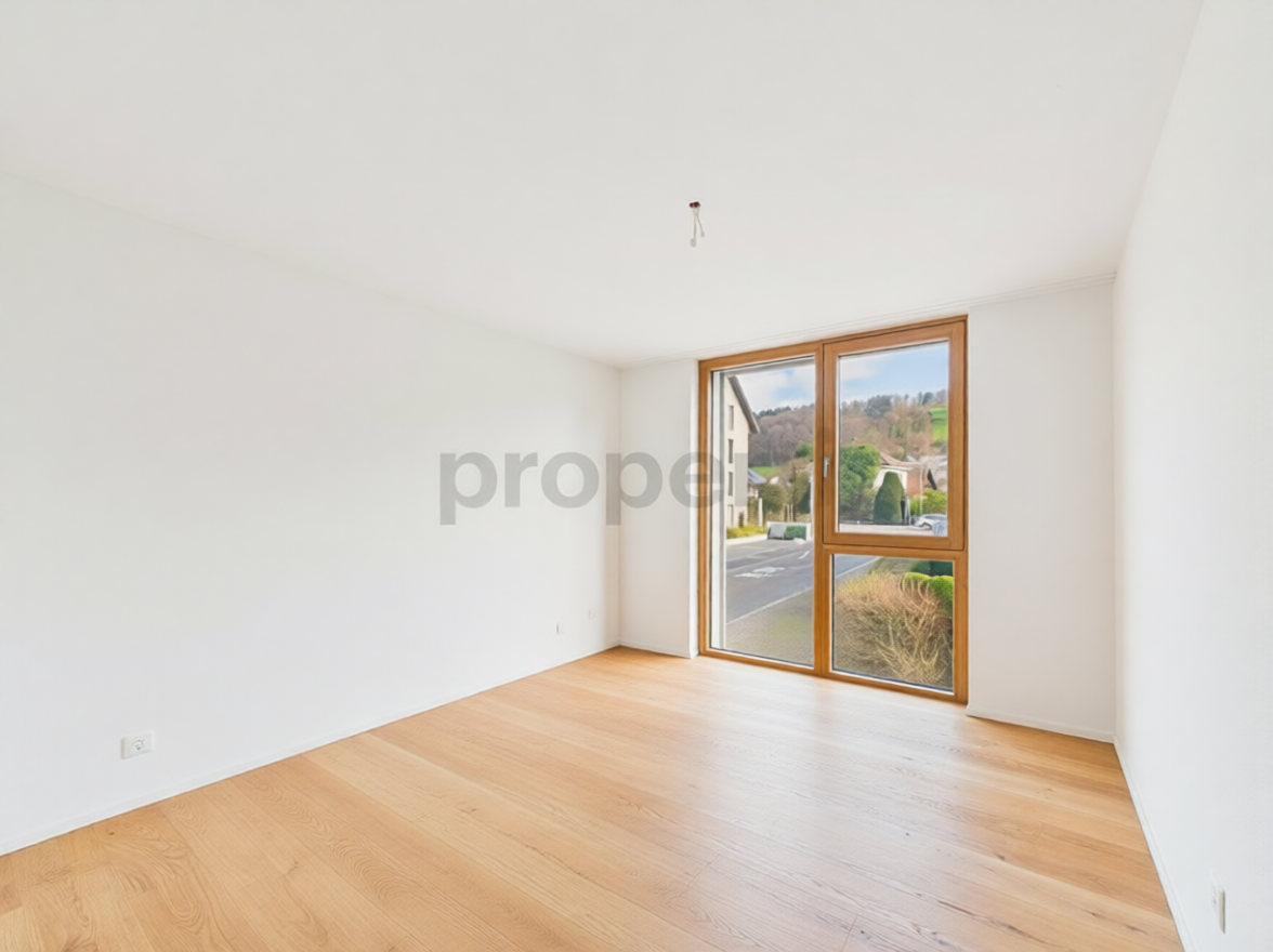 Helles leeres Zimmer mit großem Fenster