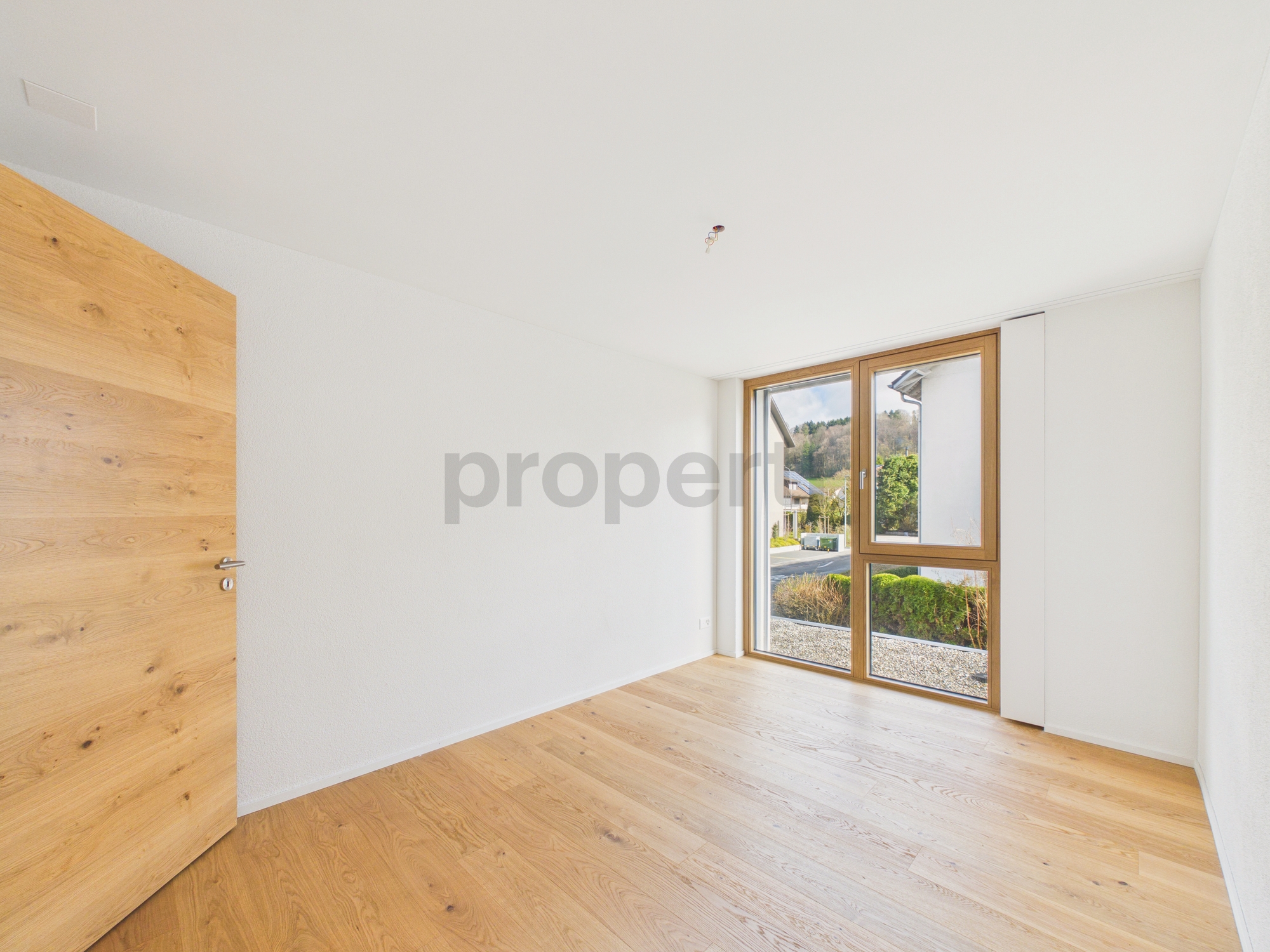 Helles leeres Zimmer mit Holzfenster