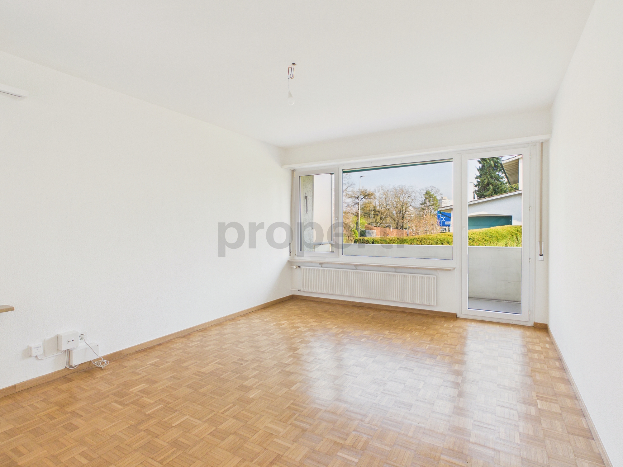 Leerer heller Raum mit Balkonfenster