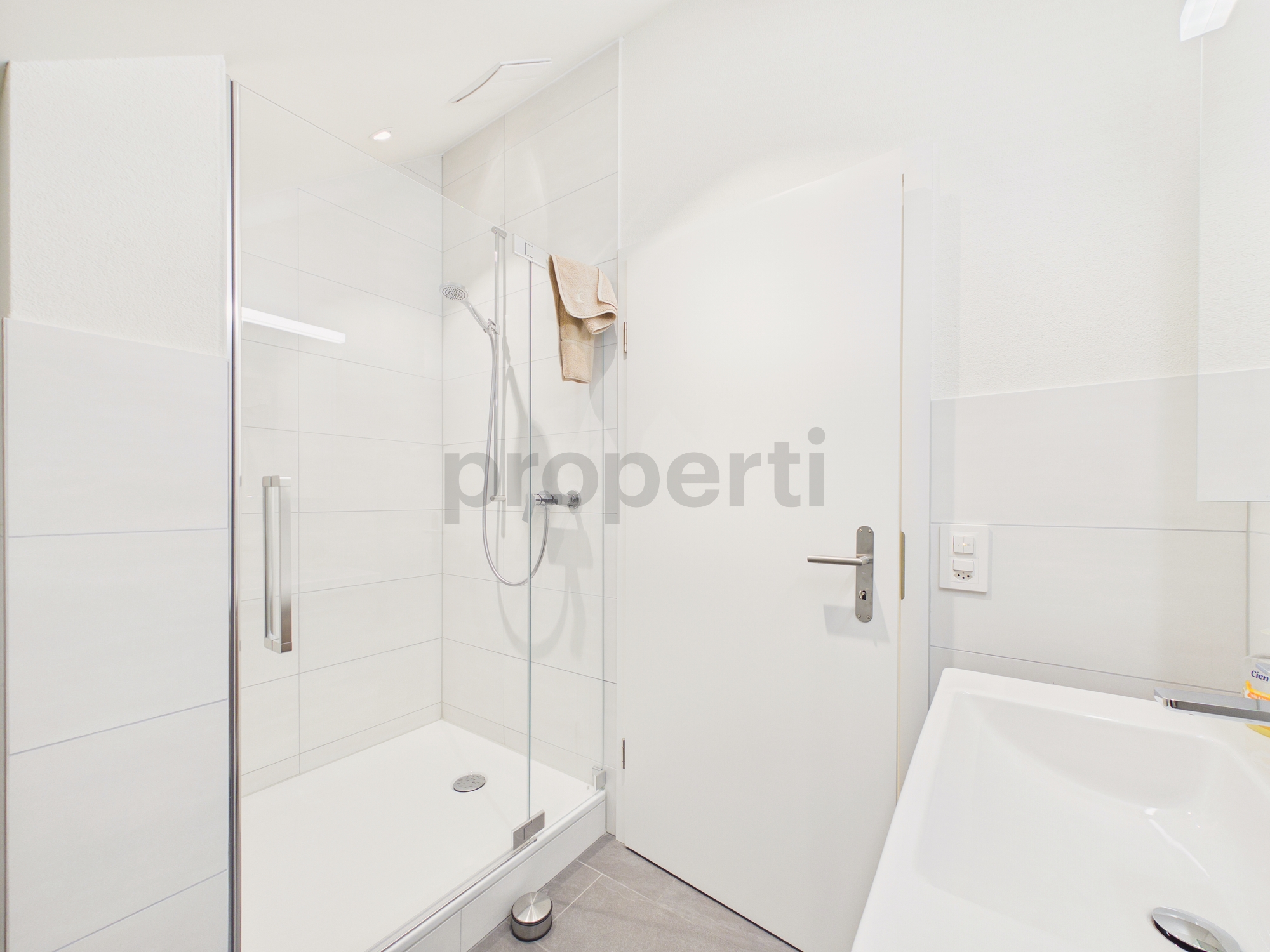Modernes Badezimmer mit Dusche