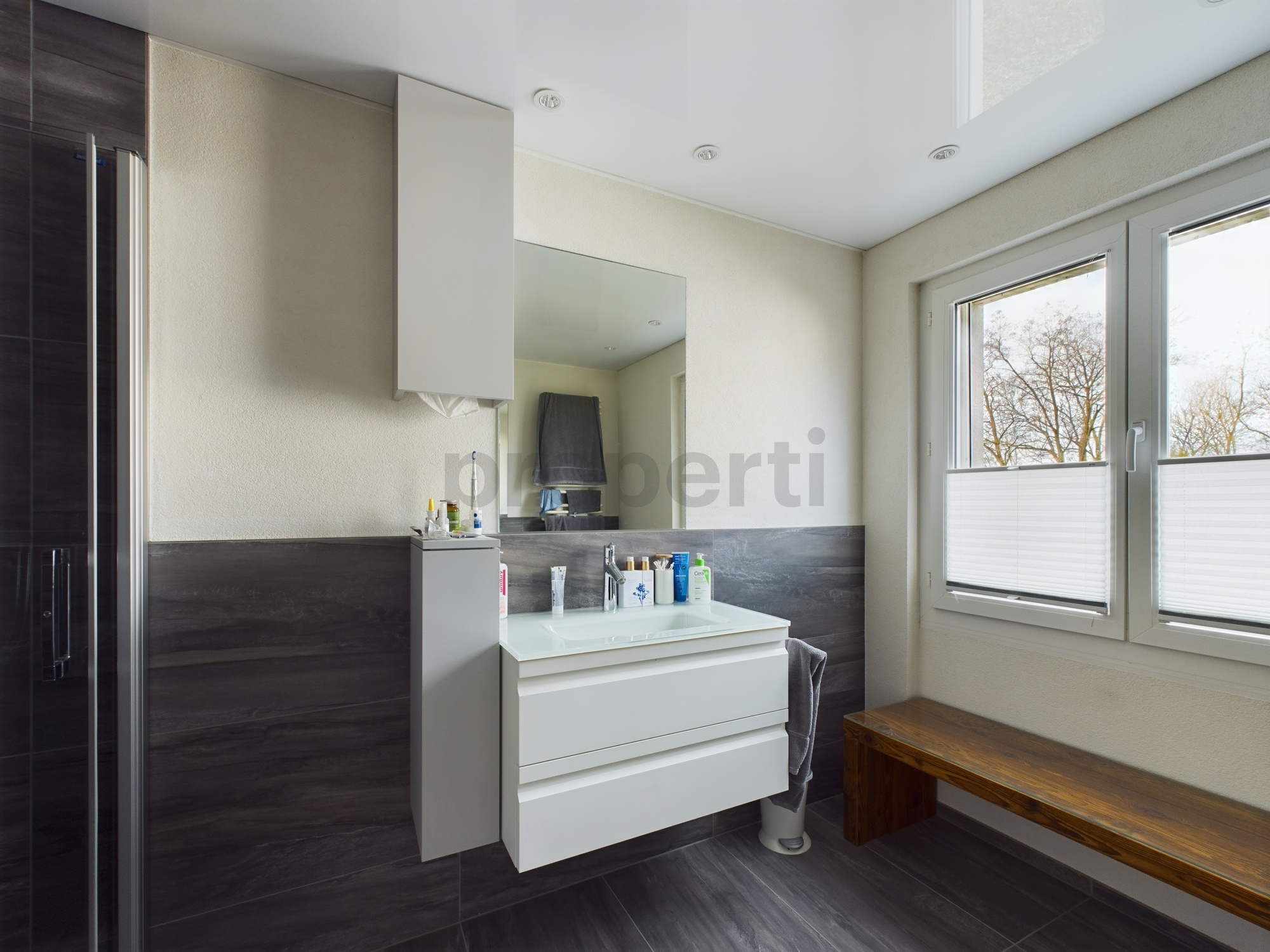 Modernes Badezimmer mit Fenster und Doppelwaschtisch