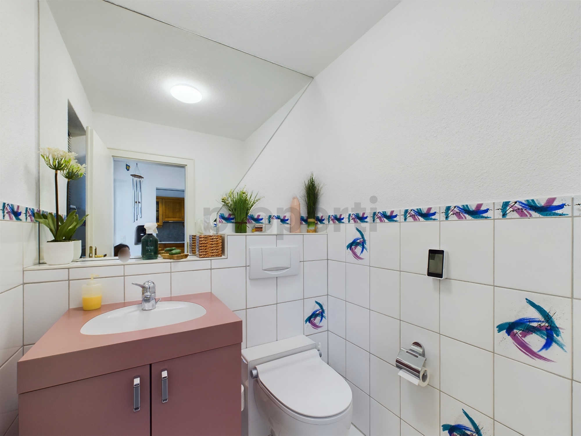 Gäste-WC mit farbigem Waschtisch