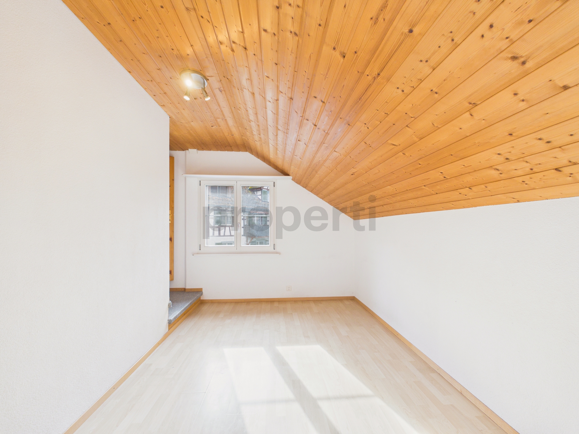 Leerer Dachraum mit Holzdecke