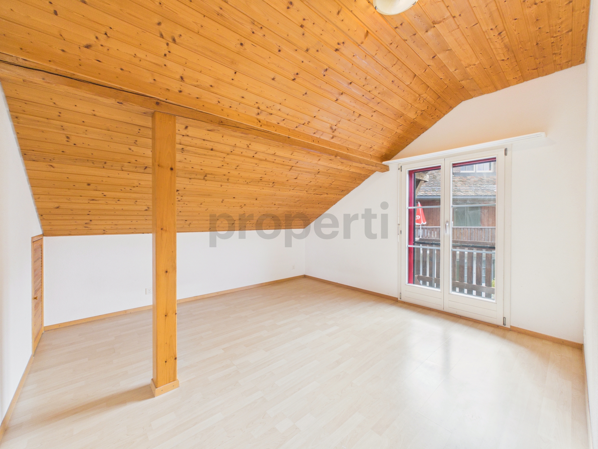 Dachgeschosszimmer mit Holzdecke