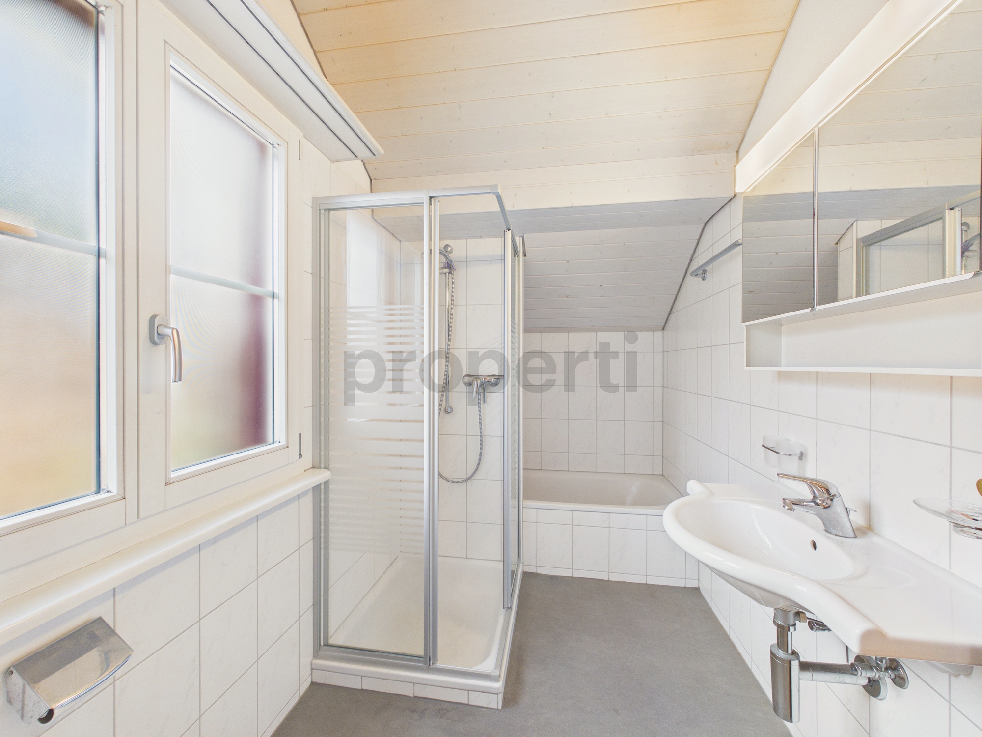 Helles Dachgeschossbad mit Dusche und Wanne