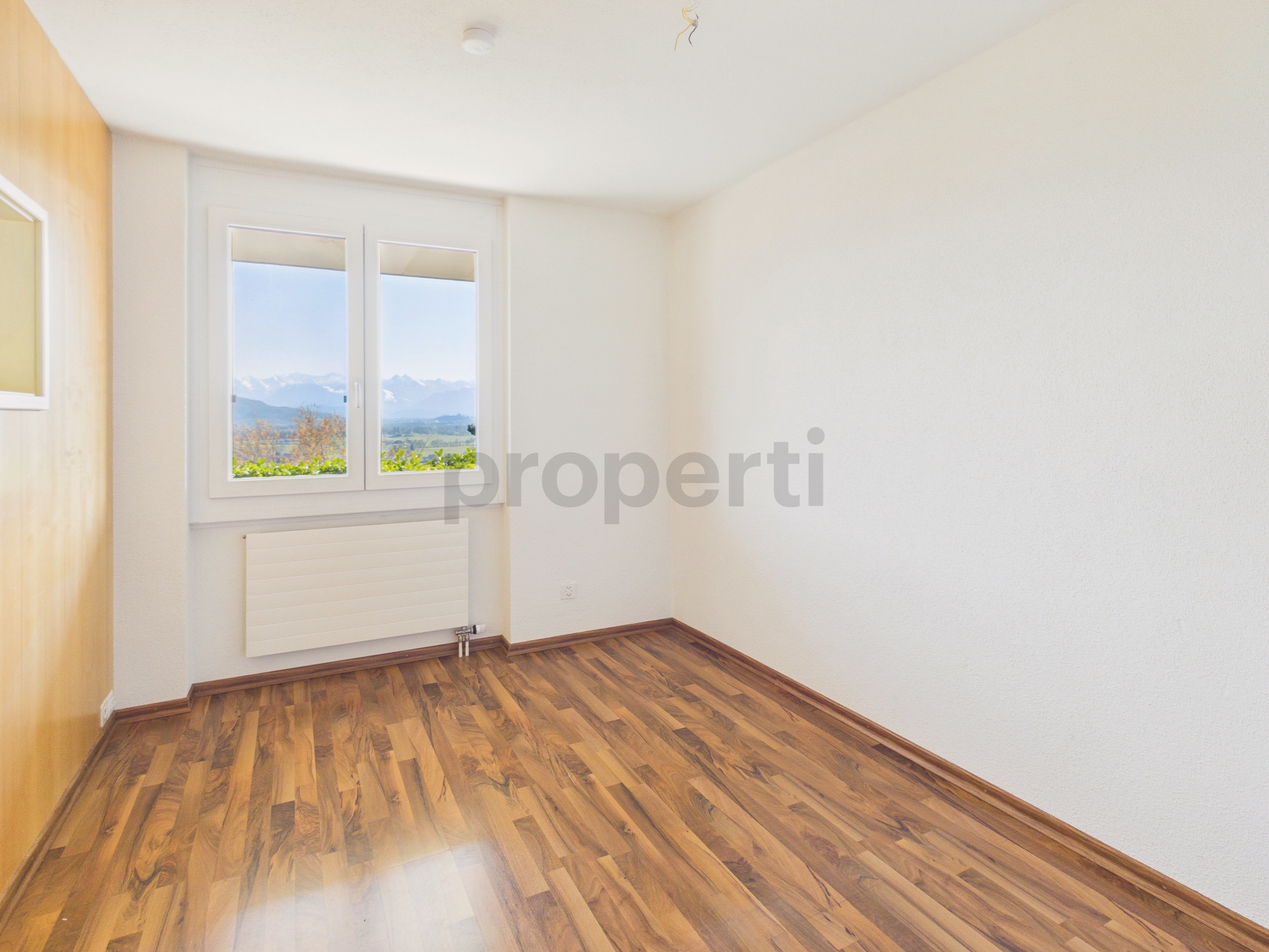 Helles, leeres Zimmer mit Bergblick