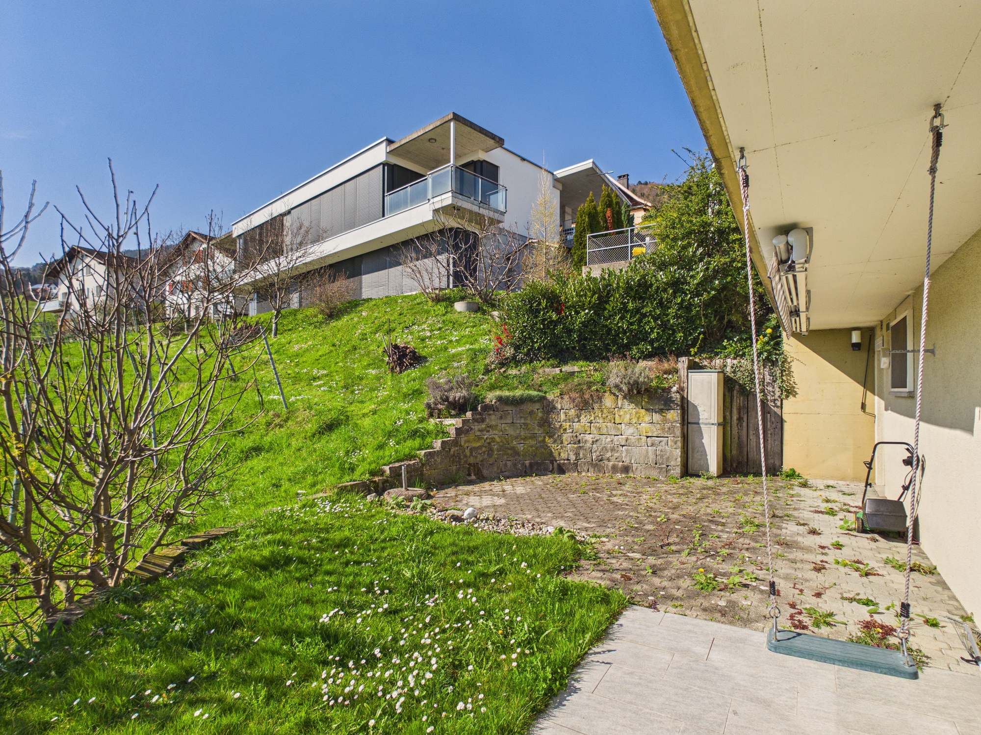 Moderner Garten mit Hausansicht