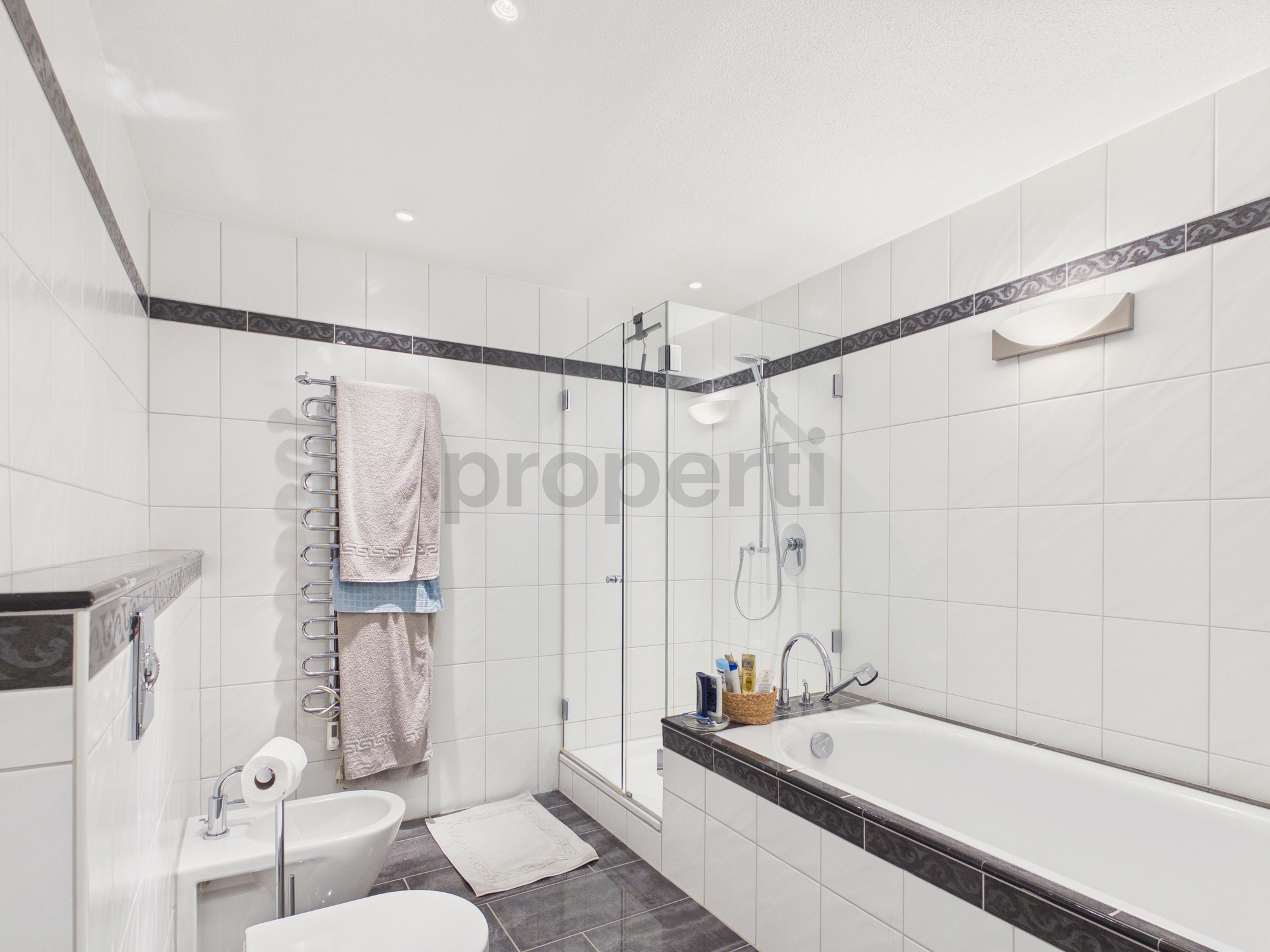 Helles Badezimmer mit Badewanne und Dusche