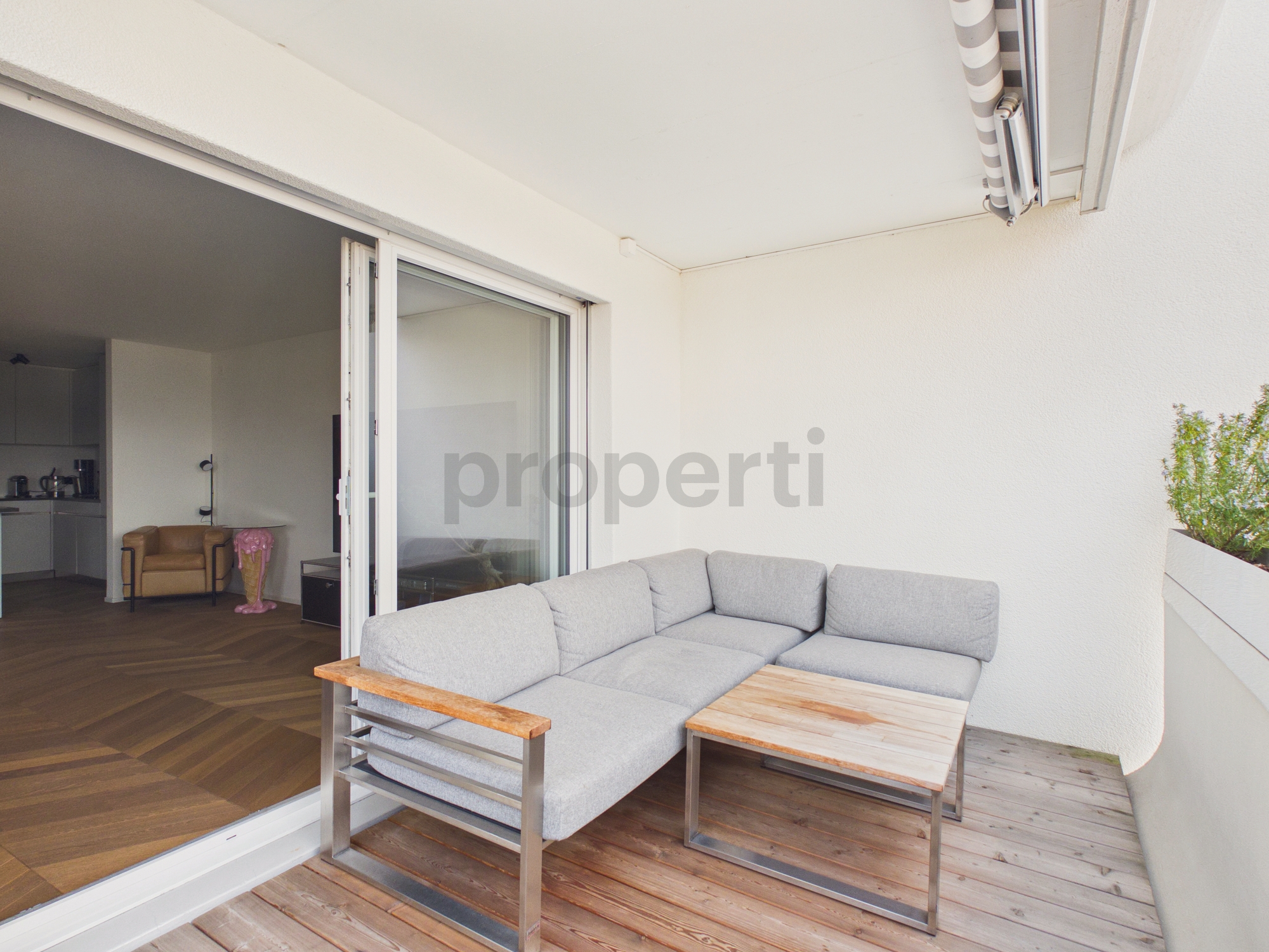 Überdachter Balkon mit Loungemöbeln