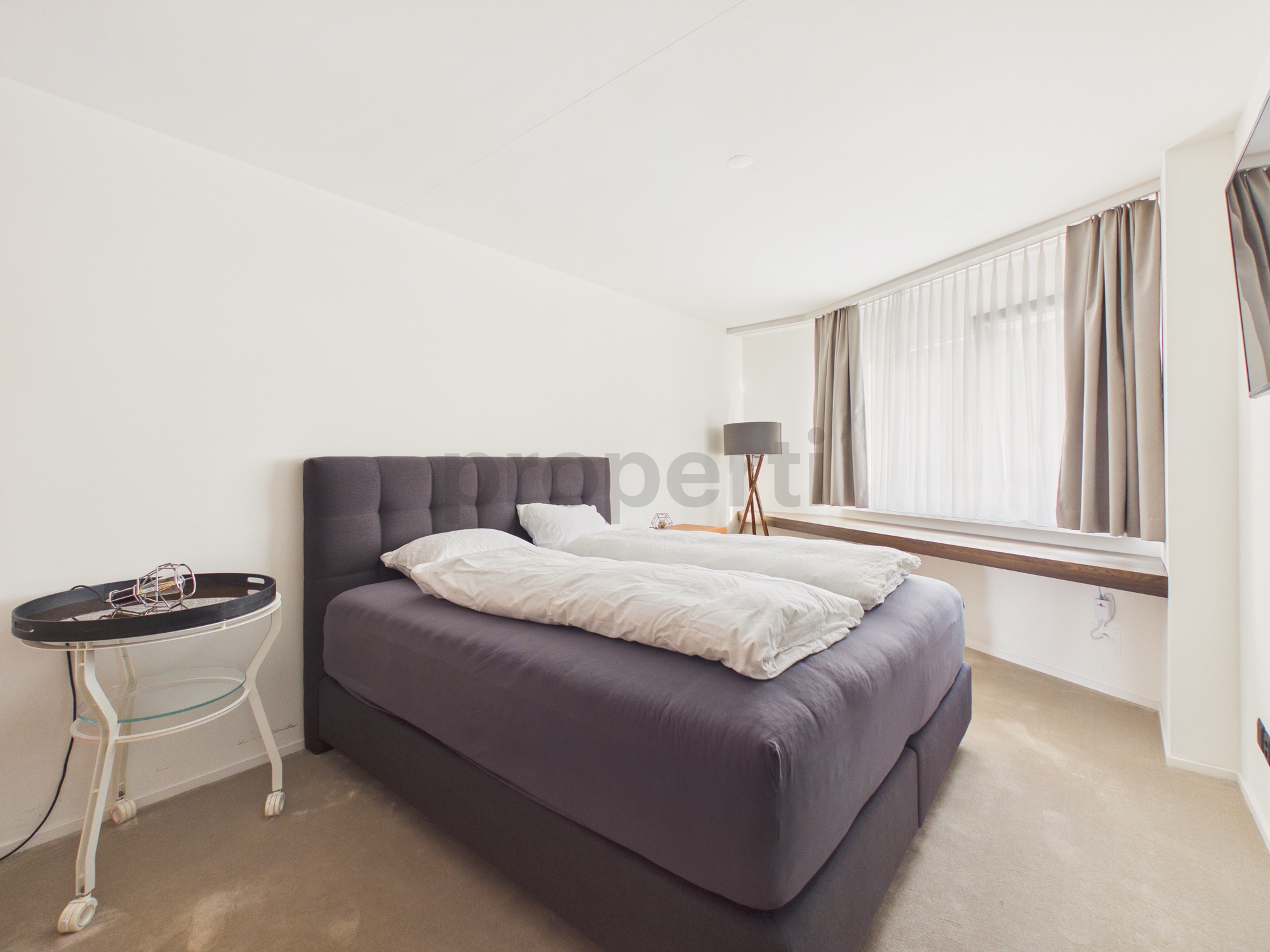 Helles Schlafzimmer mit Doppelbett