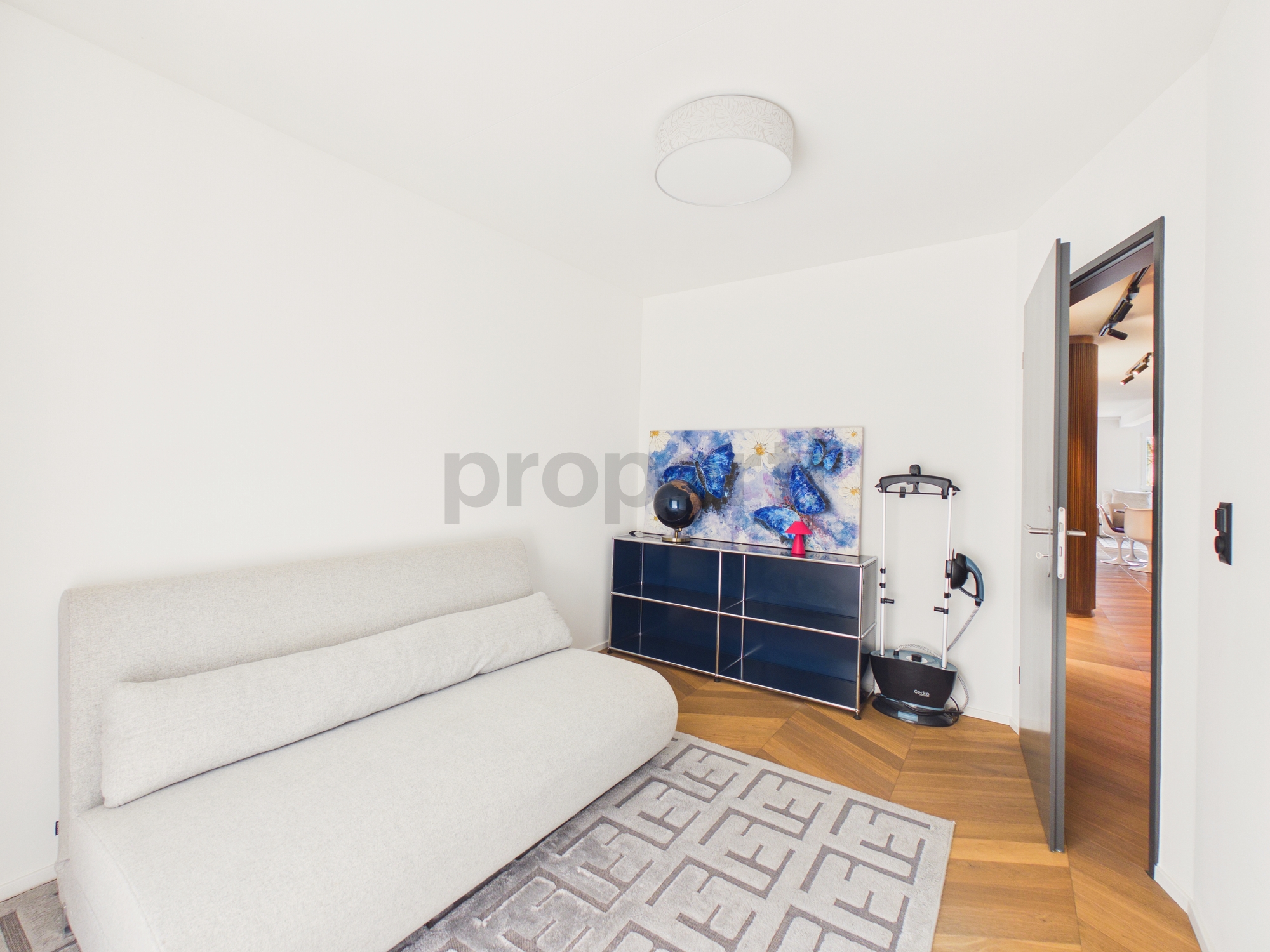 Kleines, helles Schlafzimmer mit Designermöbeln