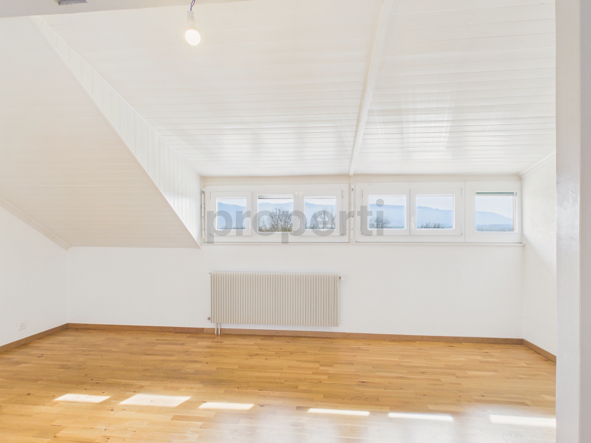 Leerer Dachraum mit Fensterfront