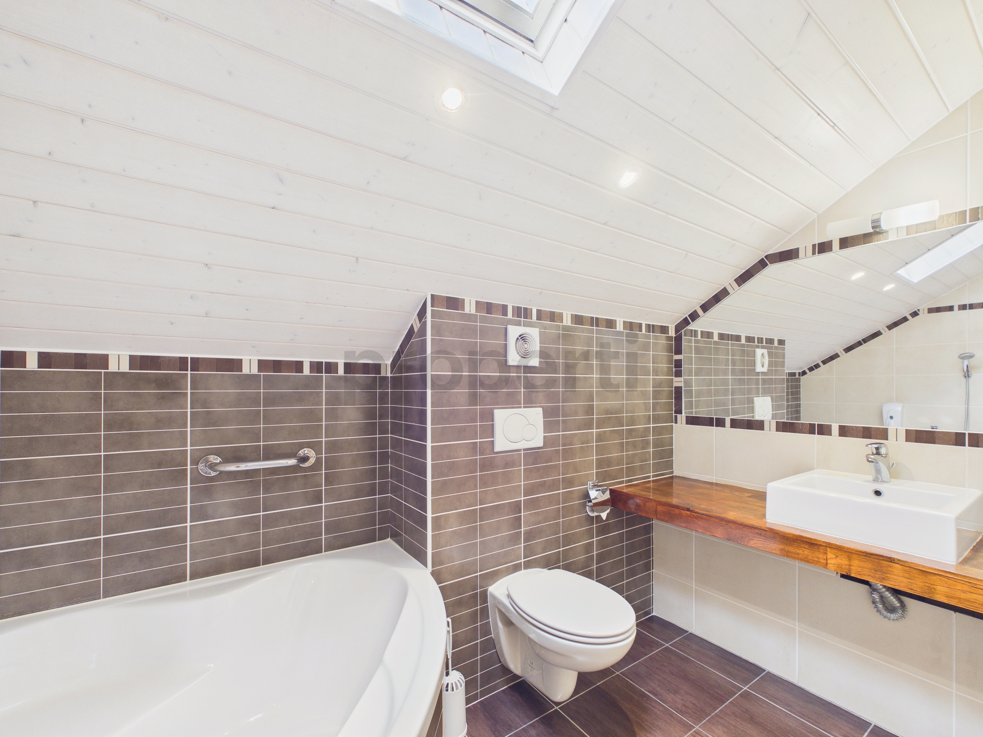 Badezimmer mit Dachschräge