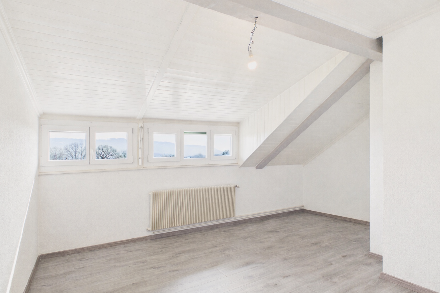 Heller Dachraum mit schräger Decke
