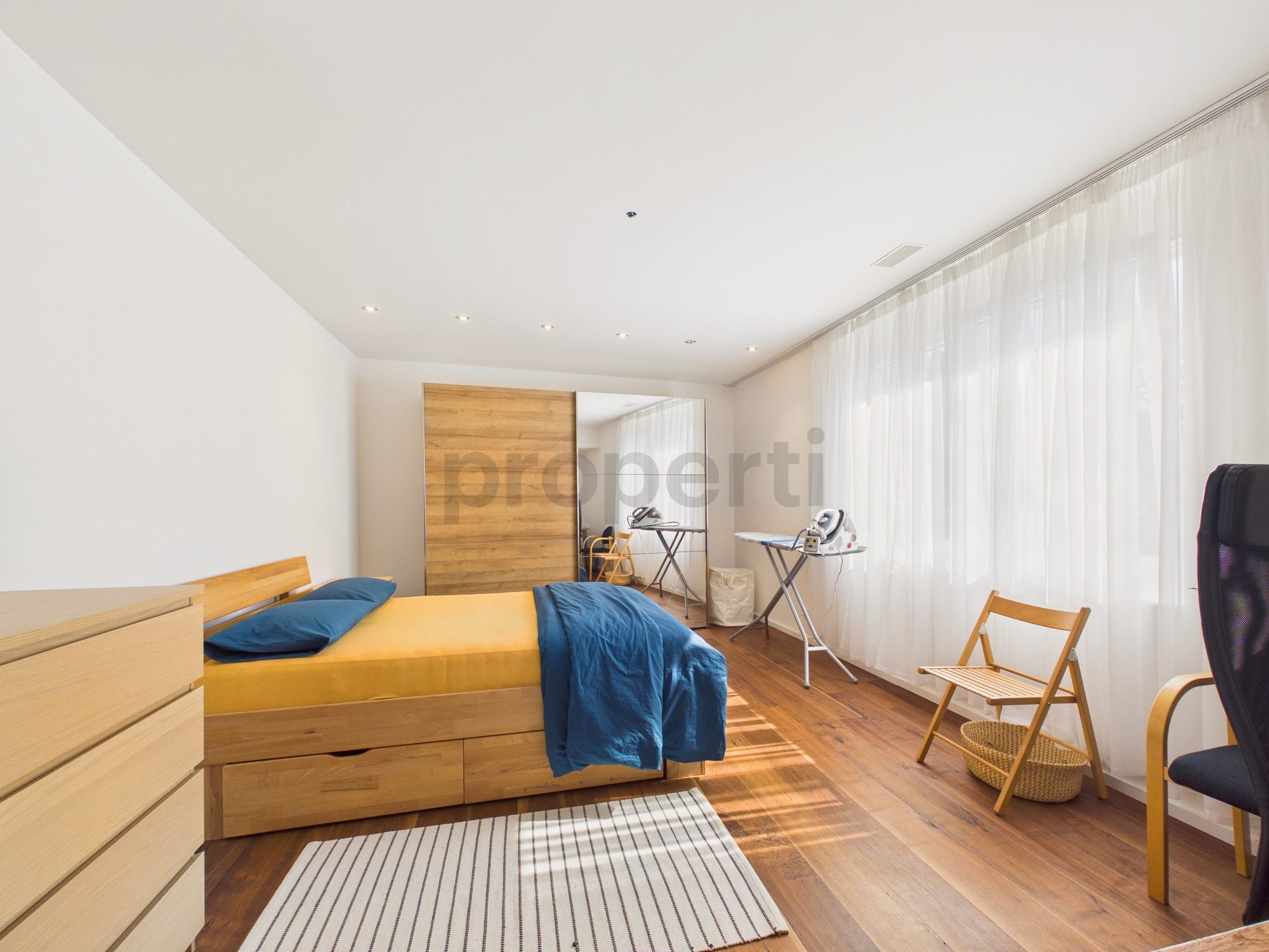 Helles Schlafzimmer mit Holzdekor