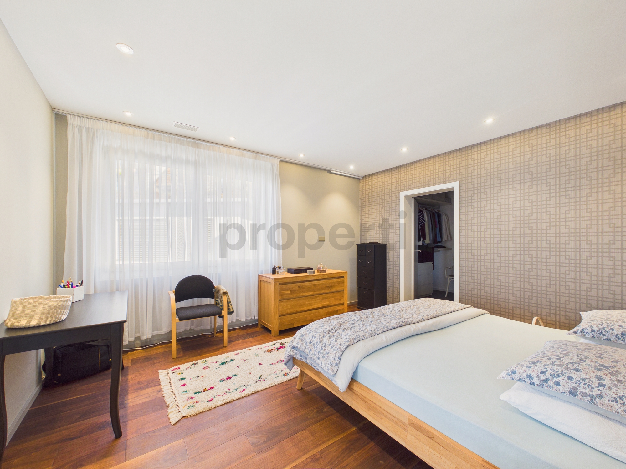 Helles Schlafzimmer mit Ankleidebereich