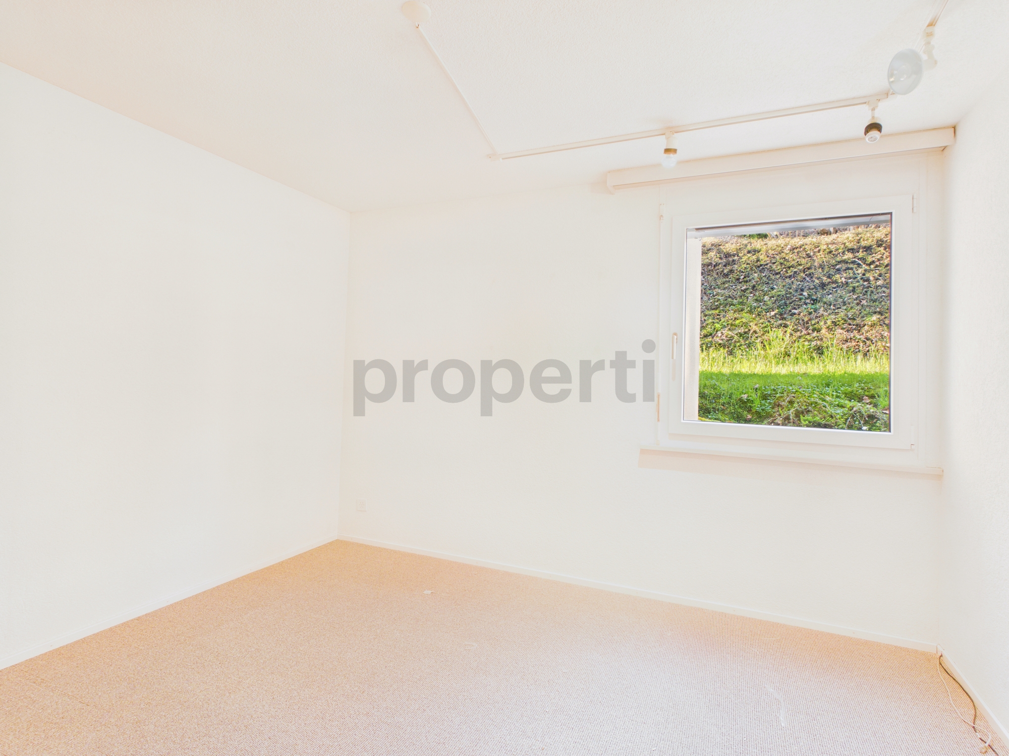 Leerer heller Raum mit Fenster