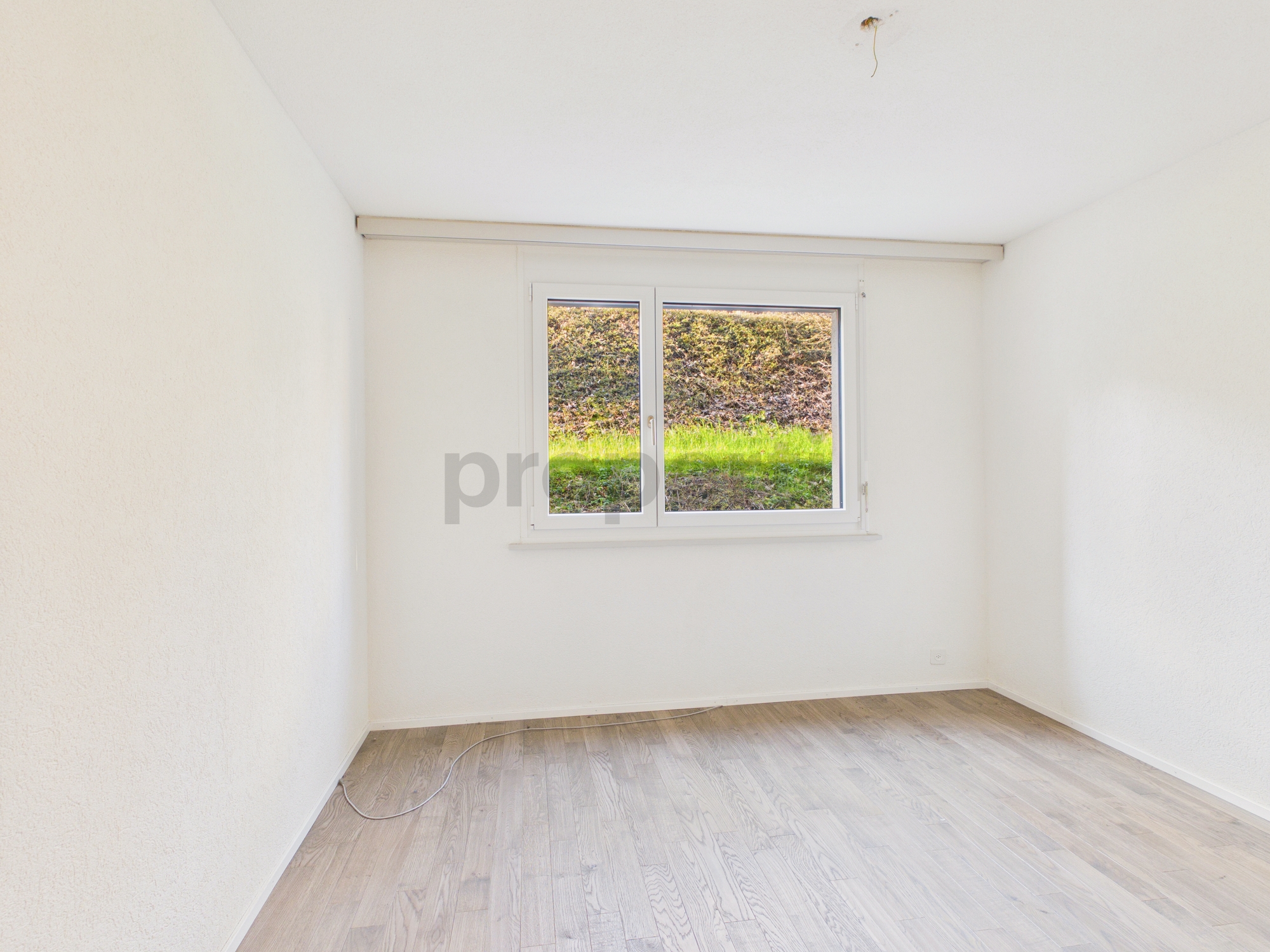 Leerer, heller Raum mit Fenster