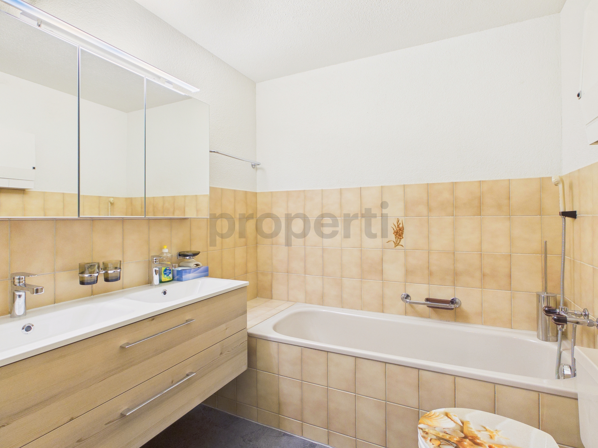 Badezimmer mit Badewanne und Waschtisch