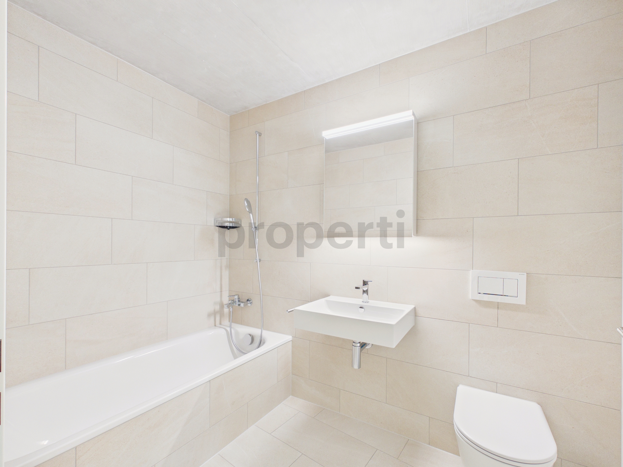 Modernes Badezimmer mit Badewanne und Wand-WC