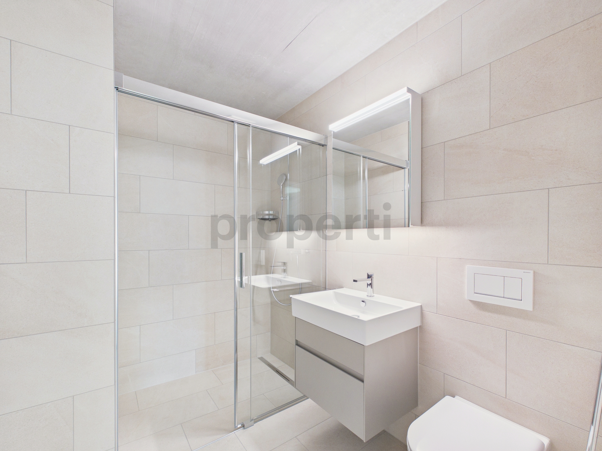 Modernes Badezimmer mit begehbarer Dusche