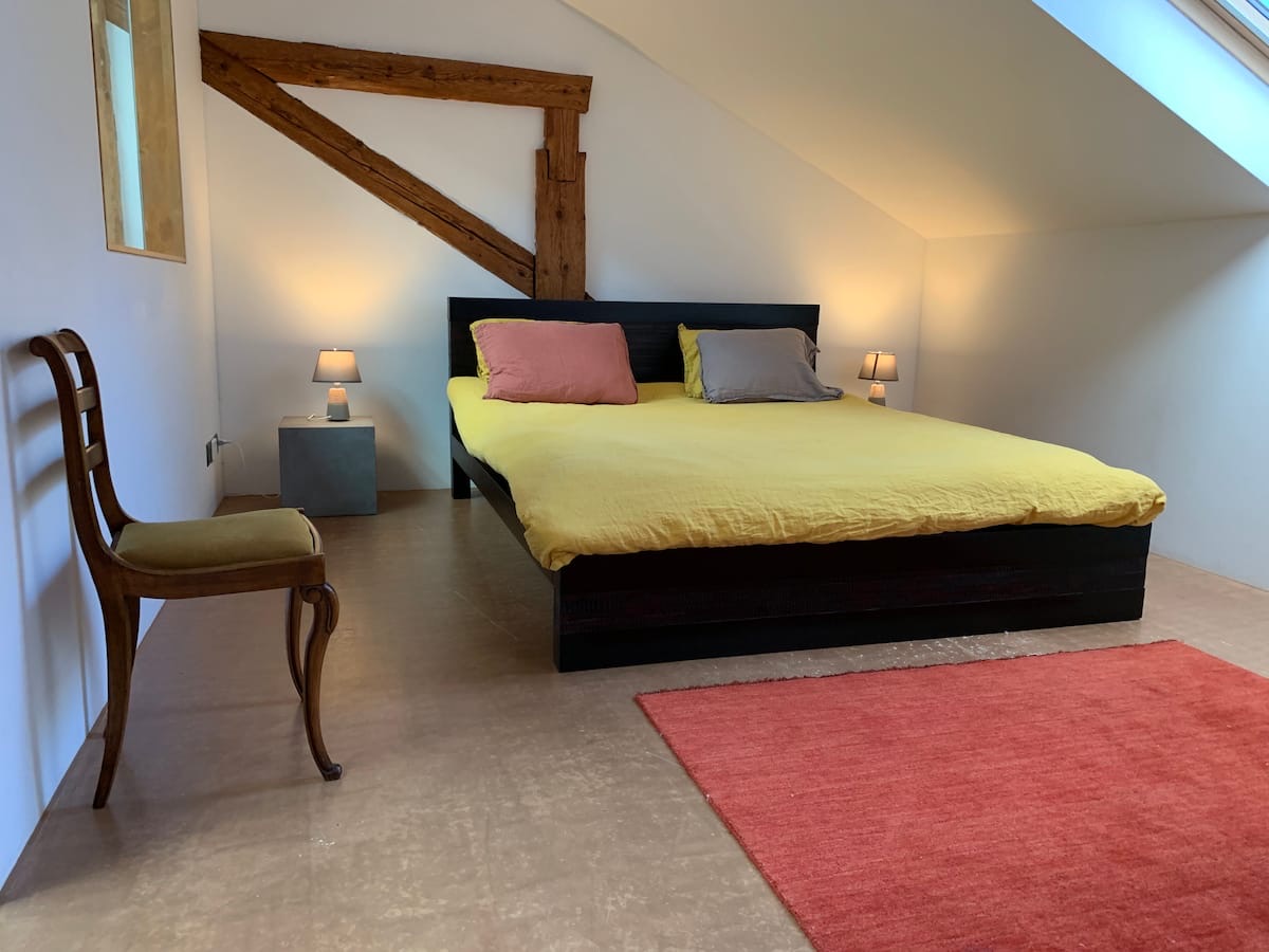 Dachgeschoss-Schlafzimmer mit Doppelbett