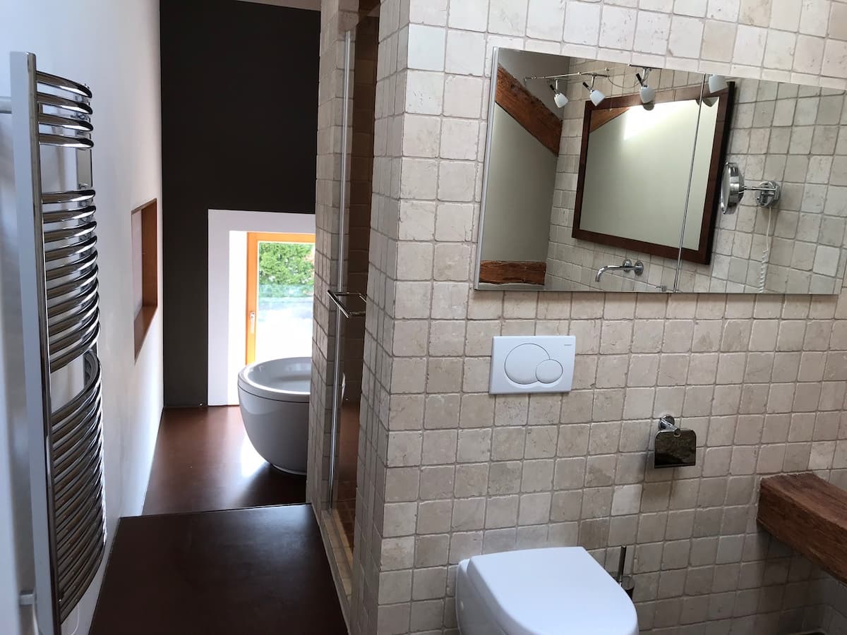 Badezimmer mit schmalem Durchgang und Dachschräge