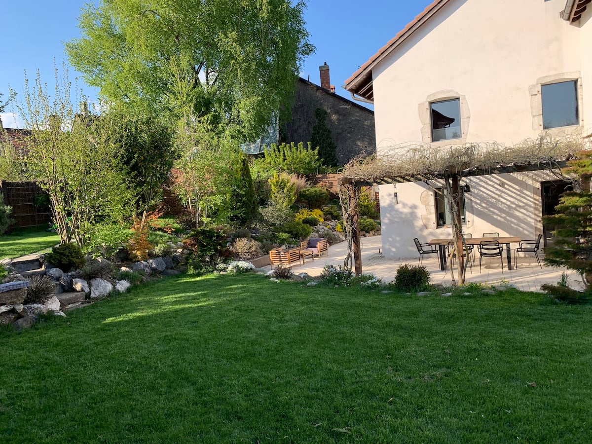 Garten mit Terrasse an einem Wohnhaus