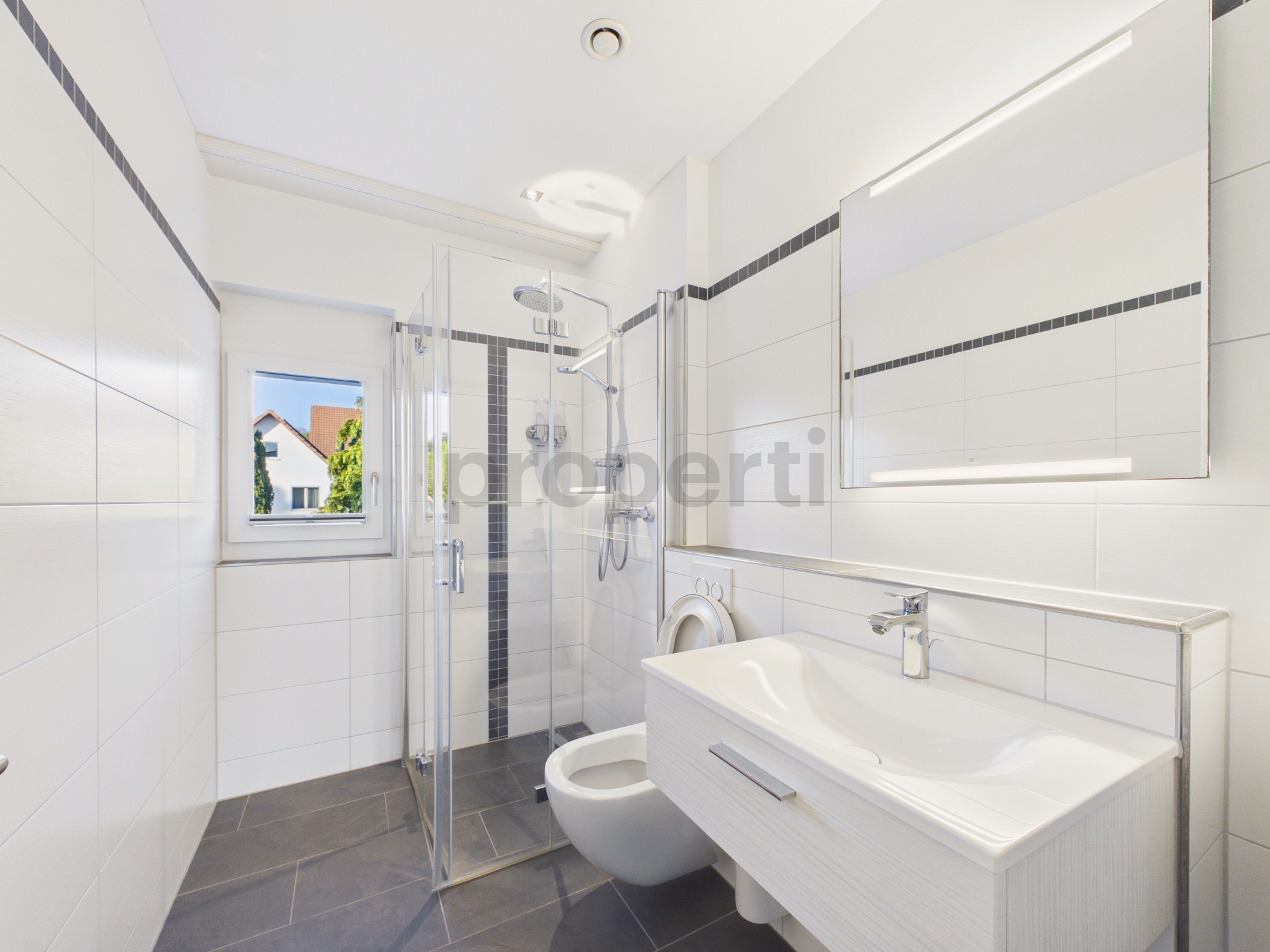 Modernes Badezimmer mit Dusche, WC und Waschtisch